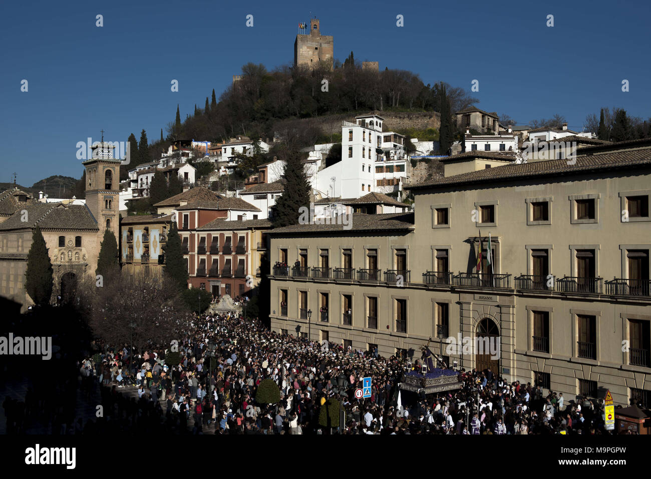 Granada, Granada, Spanien. 27 Mär, 2018. Der "Cristo del Gran Poder'' von ''La Esperanza'' der Brüderlichkeit in der Plaza Nueva gesehen mit Alhambra als Hintergrund Während des Heiligen Dienstag in Granada. Jedes Jahr tausende von Christen Gläubigen feiert die Heilige Woche in der Osterzeit mit der Kreuzigung und Auferstehung von Jesus Christus. Credit: Carlos Gil/SOPA Images/ZUMA Draht/Alamy leben Nachrichten Stockfoto