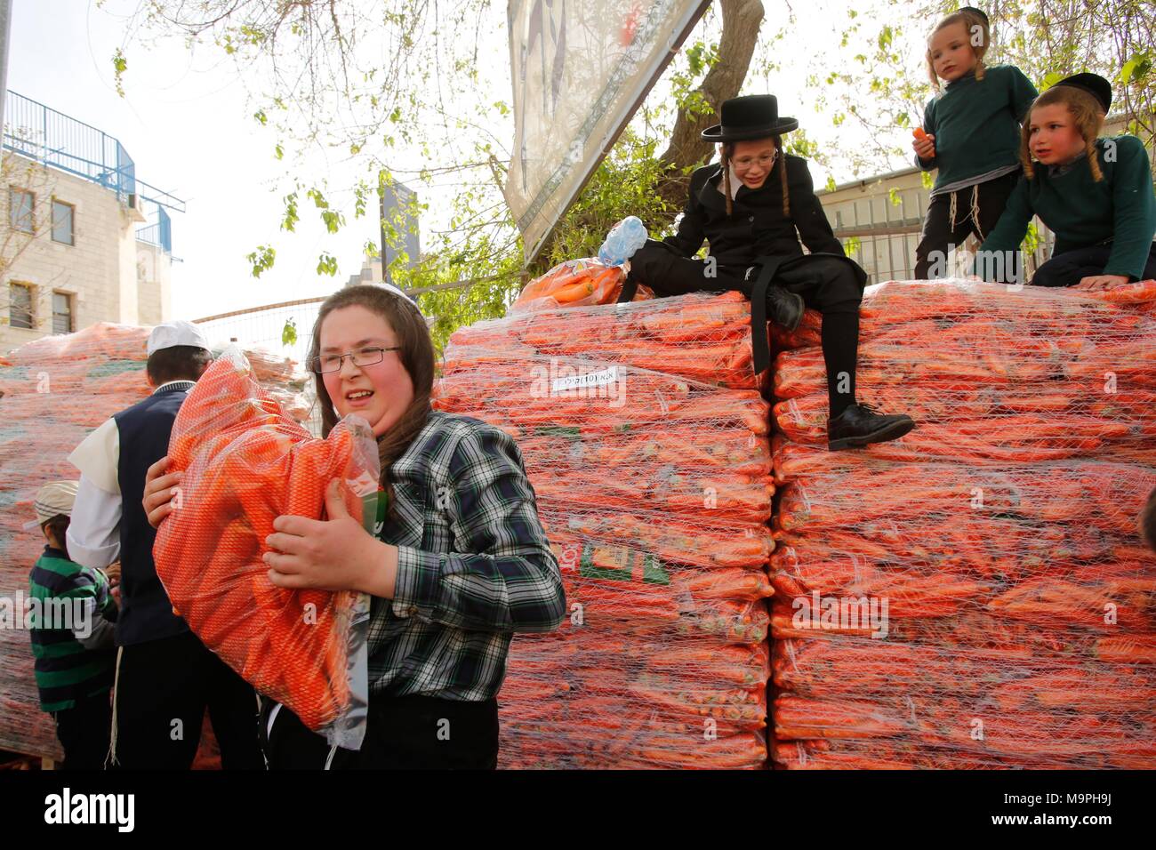 Jerusalem, Jerusalem. 27 Mär, 2018. Ultra-orthodoxe Juden einen Vorrat an Nahrung für die kommenden jüdischen Feiertag des Pascha in Mea Shearim, Jerusalem, am 27. März 2018. Credit: Gil Cohen Magen/Xinhua/Alamy leben Nachrichten Stockfoto