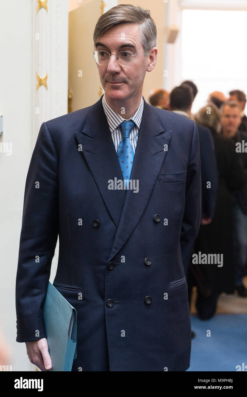 London, Großbritannien. 27 Mär, 2018. Brexit hard liner Jakob Rees-Mogg liefert eine Brexit Rede bei der Verlassen bedeutet Veranstaltung verlassen. Credit: Raymond Tang/Alamy leben Nachrichten Stockfoto