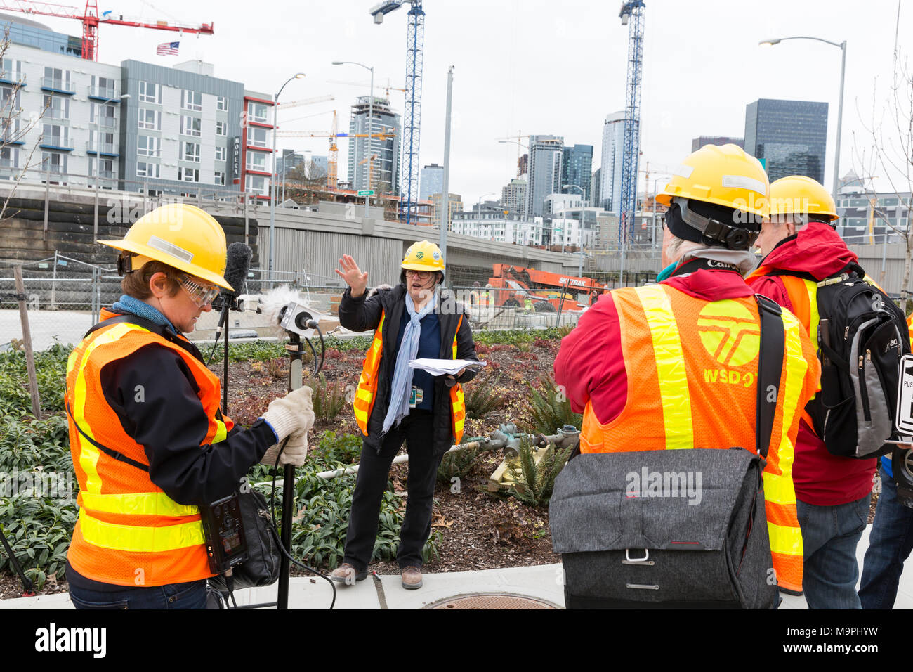 Seattle, Washington, USA. 27 Mär, 2018. Laura WSDOT des Neugeborenen spricht für die Mitglieder der Medien während einer Tour durch die SR 99 Tunnel. Straße Decks des alaskischen Weise Viaduct Austauschprogramm sind abgeschlossen und die Betriebs- und Sicherheitseinrichtungen des Tunnels sind derzeit installiert werden. Die gelangweilte Straßentunnel ersetzt die alaskische Weise Viaduct und State Route 99 in der Innenstadt von Seattle aus der SODO Nachbarschaft zu South Lake Union. Credit: Paul Christian Gordon/Alamy leben Nachrichten Stockfoto