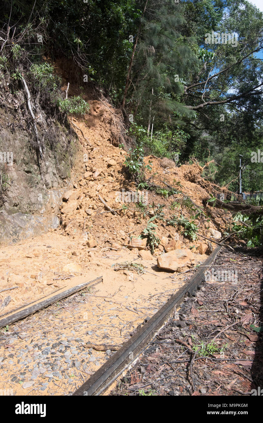 Queensland, Australien. 27 Mär, 2018. Die Nachwirkungen des tropischen Wirbelsturms Nora verursacht mehrere Erdrutsche entlang der Kuranda Scenic Railway Line in der Nähe von Cairns, Far North Queensland, FNQ, QLD, Australien Quelle: Genevieve Vallée/Alamy leben Nachrichten Stockfoto