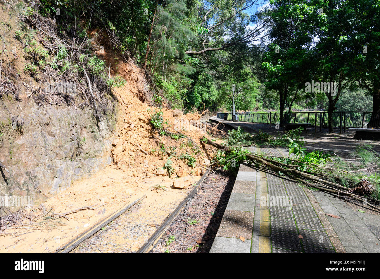 Queensland, Australien. 27 Mär, 2018. Die Nachwirkungen des tropischen Wirbelsturms Nora verursacht mehrere Erdrutsche entlang der Kuranda Scenic Railway Line in der Nähe von Cairns, Far North Queensland, FNQ, QLD, Australien Quelle: Genevieve Vallée/Alamy leben Nachrichten Stockfoto