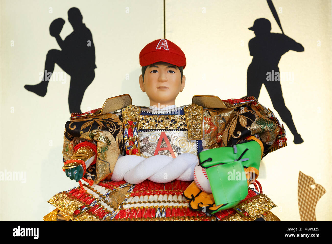 Japanische Doll Maker Kyugetsu stellt neue Hina doll nach professionellen Baseballspieler Shohei Otani vor Tag der Kinder, am 28. März 2018, Tokio, Japan modelliert. Die japanische Doll Maker Kyugetsu Co. stellte eine Reihe von Hina Puppen modelliert nach Japanischen professionellen Baseballspieler Shohei Otani und professionelle Shogi Spieler Sota Fujii und Yoshiharu Habu im Showroom der Firma von 28. März bis 29. Tag der Kinder wird jährlich gefeiert am 5. Mai für eine gute Gesundheit und Erfolg für japanische Kinder durch Anzeige von traditionellen Puppen zu wünschen. Credit: Rodrigo Reyes Marin/LBA/Alamy leben Nachrichten Stockfoto