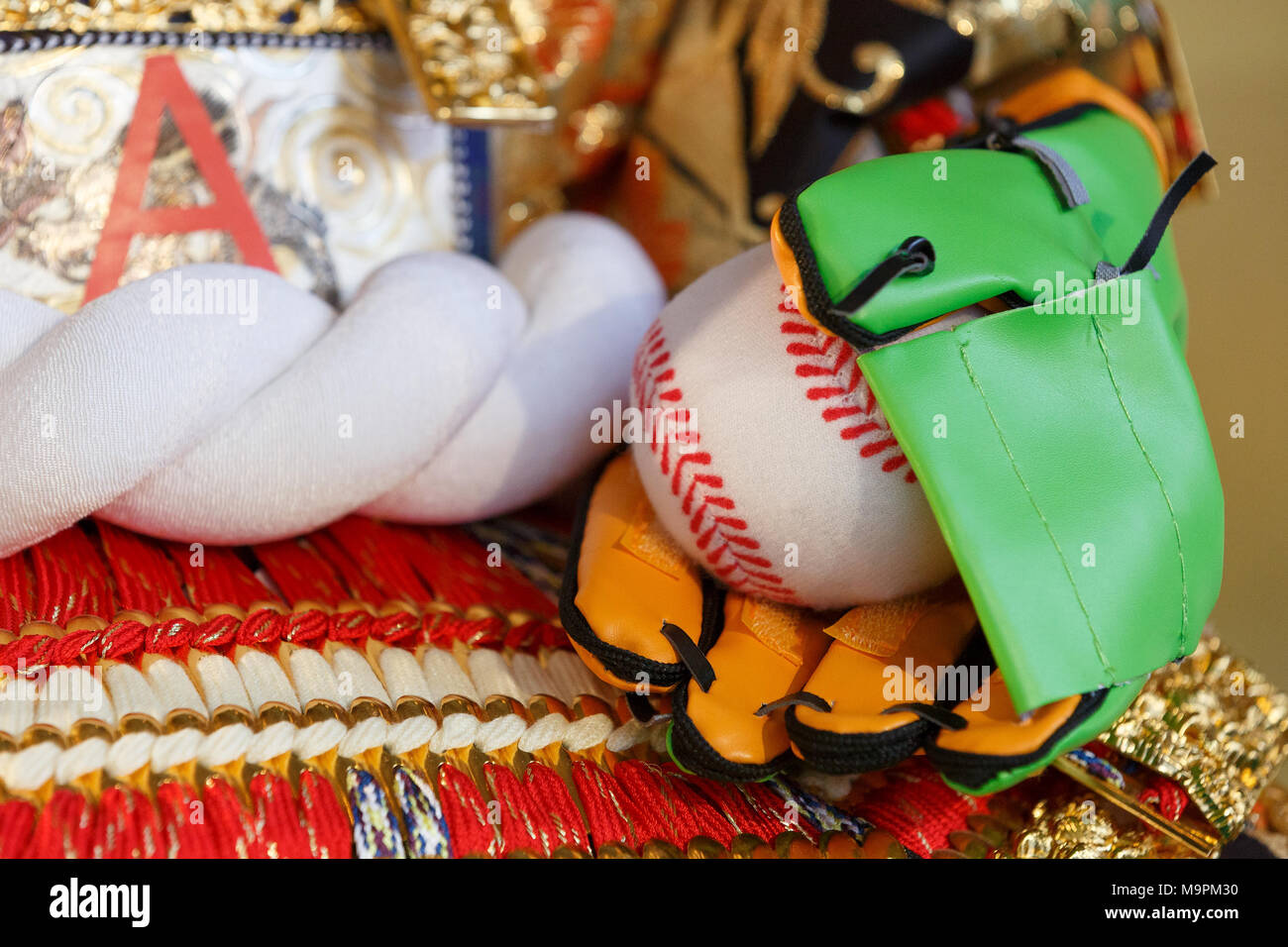 Japanische Doll Maker Kyugetsu stellt neue Hina doll nach professionellen Baseballspieler Shohei Otani vor Tag der Kinder, am 28. März 2018, Tokio, Japan modelliert. Die japanische Doll Maker Kyugetsu Co. stellte eine Reihe von Hina Puppen modelliert nach Japanischen professionellen Baseballspieler Shohei Otani und professionelle Shogi Spieler Sota Fujii und Yoshiharu Habu im Showroom der Firma von 28. März bis 29. Tag der Kinder wird jährlich gefeiert am 5. Mai für eine gute Gesundheit und Erfolg für japanische Kinder durch Anzeige von traditionellen Puppen zu wünschen. Credit: Rodrigo Reyes Marin/LBA/Alamy leben Nachrichten Stockfoto