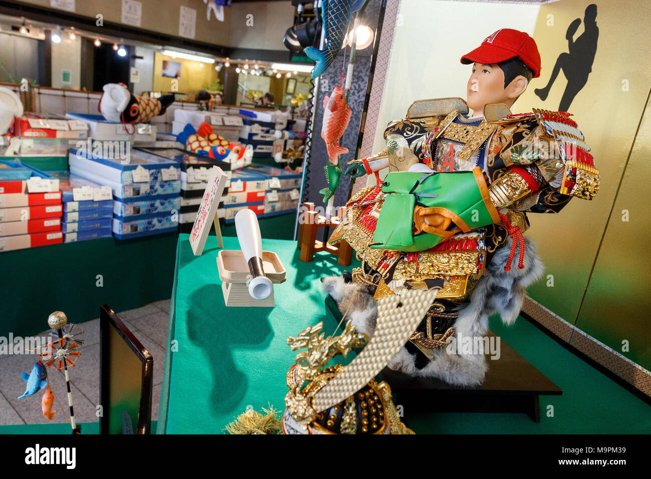 Japanische Doll Maker Kyugetsu stellt neue Hina doll nach professionellen Baseballspieler Shohei Otani vor Tag der Kinder, am 28. März 2018, Tokio, Japan modelliert. Die japanische Doll Maker Kyugetsu Co. stellte eine Reihe von Hina Puppen modelliert nach Japanischen professionellen Baseballspieler Shohei Otani und professionelle Shogi Spieler Sota Fujii und Yoshiharu Habu im Showroom der Firma von 28. März bis 29. Tag der Kinder wird jährlich gefeiert am 5. Mai für eine gute Gesundheit und Erfolg für japanische Kinder durch Anzeige von traditionellen Puppen zu wünschen. Credit: Rodrigo Reyes Marin/LBA/Alamy leben Nachrichten Stockfoto