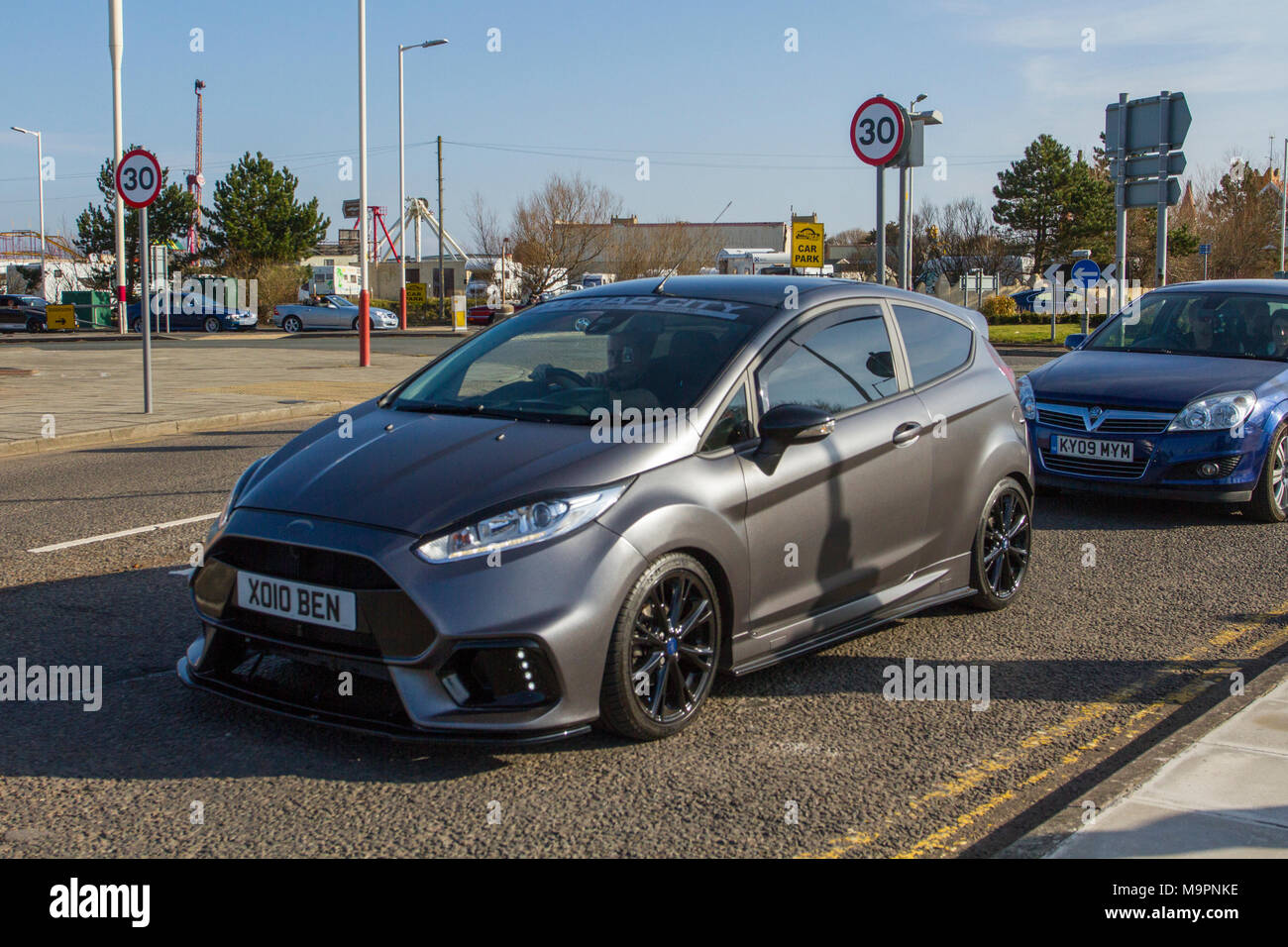 2017 grauer Ford Fiesta Zetec beim North-West Supercar Event als Autos und Touristen im Küstenort ankommen. Autos sind von Stoßstange zu Stoßstange an der Strandpromenade, da Liebhaber von Oldtimern und Oldtimern das warme Wetter für einen Tag im Auto nutzen. Stockfoto