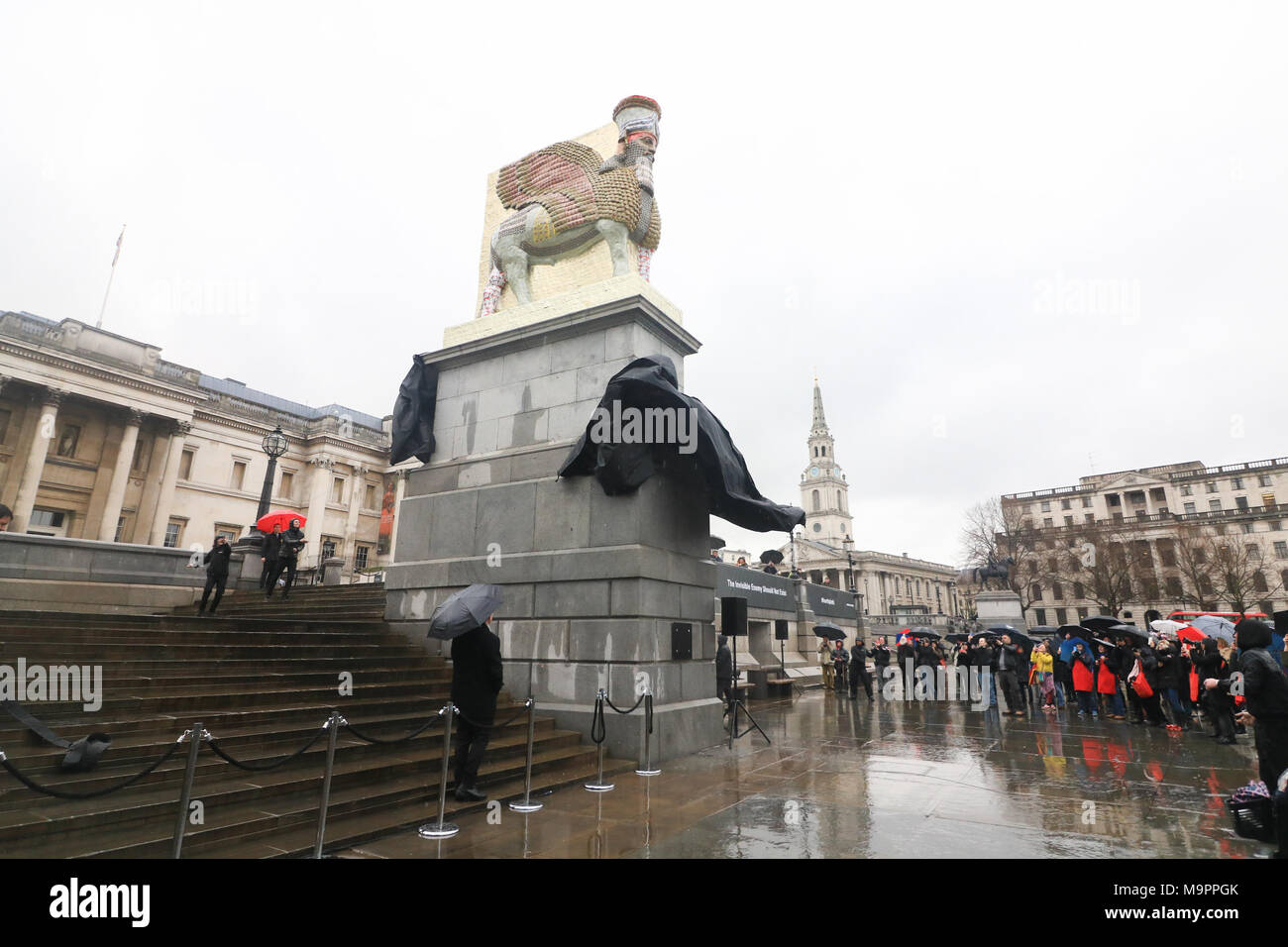 London, Großbritannien. Am 28. März 2018. Die "unsichtbaren Feind sollte nicht existieren' von Michael Rakowitz ist auf den vierten Sockel am Trafalgar Square enthüllt. Die Skulptur aus 10.500 Irakische Datum Sirup Dosen ist eine Nachbildung eines Lamassu, geflügelte Stier und schützende Gottheit Skulptur, die am Eingang des Nergal Tor von Ninive in der Nähe von Mossul von c700b Die so zerstört wurde, sogenannten Islamischen Staat (IST) nach dem Artefakt aus dem Nationalen Museum der Irak gestohlen wurde, ist in Trafalgar Square Credit vorgestellt zu werden und angezeigt werden Stand: Amer ghazzal/Alamy leben Nachrichten Stockfoto