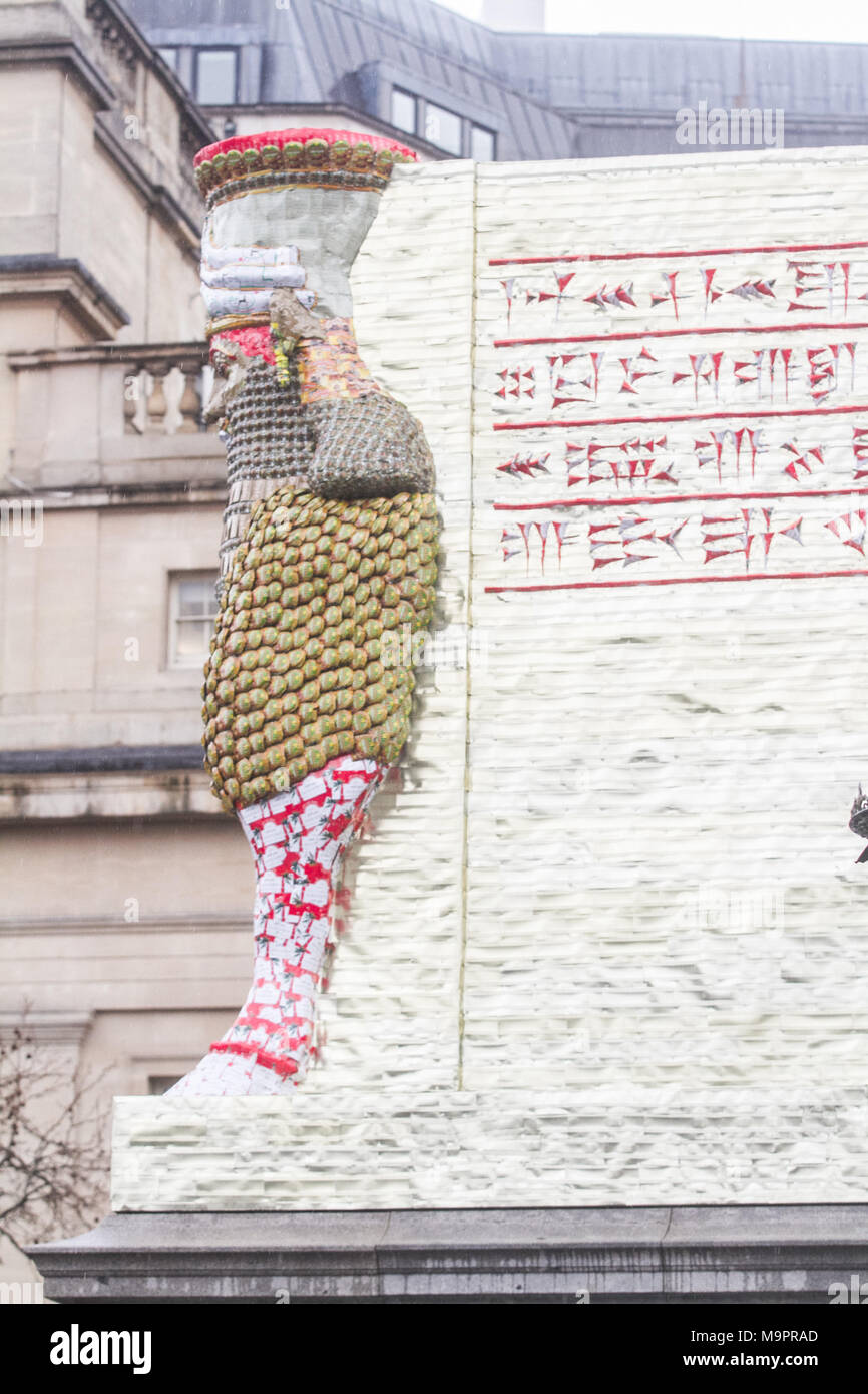 London, Großbritannien. Am 28. März 2018. Die "unsichtbaren Feind sollte nicht existieren' von Michael Rakowitz ist auf den vierten Sockel am Trafalgar Square enthüllt. Die Skulptur aus 10.500 Irakische Datum Sirup Dosen ist eine Nachbildung eines Lamassu, geflügelte Stier und schützende Gottheit Skulptur, die am Eingang des Nergal Tor von Ninive in der Nähe von Mossul von c700b Die so zerstört wurde, sogenannten Islamischen Staat (IST) nach dem Artefakt aus dem Nationalen Museum der Irak gestohlen wurde, ist in Trafalgar Square Credit vorgestellt zu werden und angezeigt werden Stand: Amer ghazzal/Alamy leben Nachrichten Stockfoto