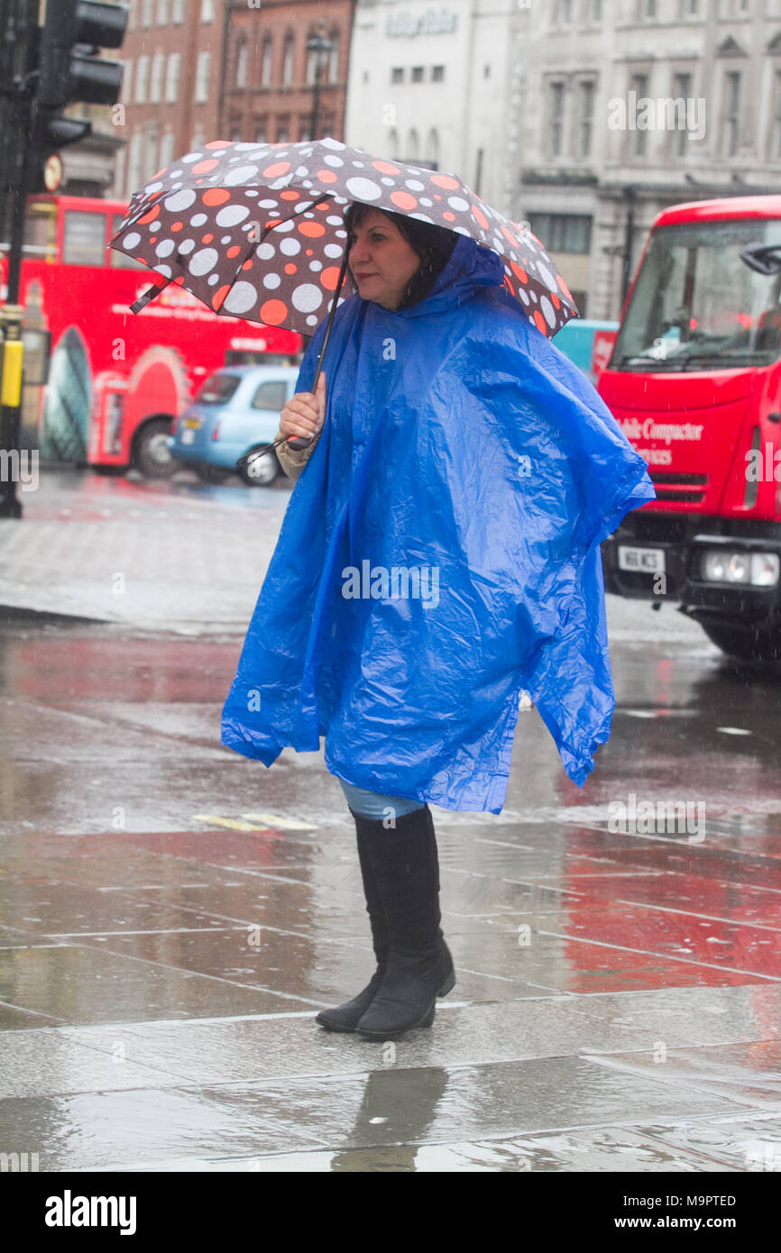 London, Großbritannien. Am 28. März 2018. Fußgänger tragen regen Ponchos sind in den kalten Regen auf dem Trafalgar Square in London Auf einer nassen kalten Tag Gutschrift ausgesetzt: Amer ghazzal/Alamy leben Nachrichten Stockfoto