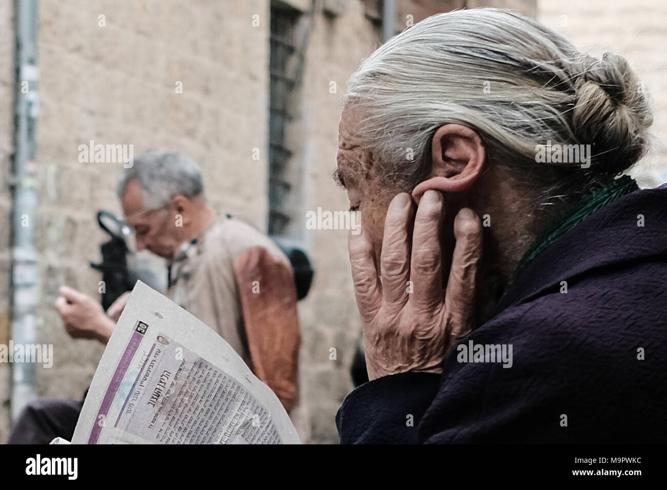 Jerusalem, Israel. 28. März, 2018. Eine ältere Frau liest eine hebräische Zeitung. Credit: Nir Alon/Alamy leben Nachrichten Stockfoto