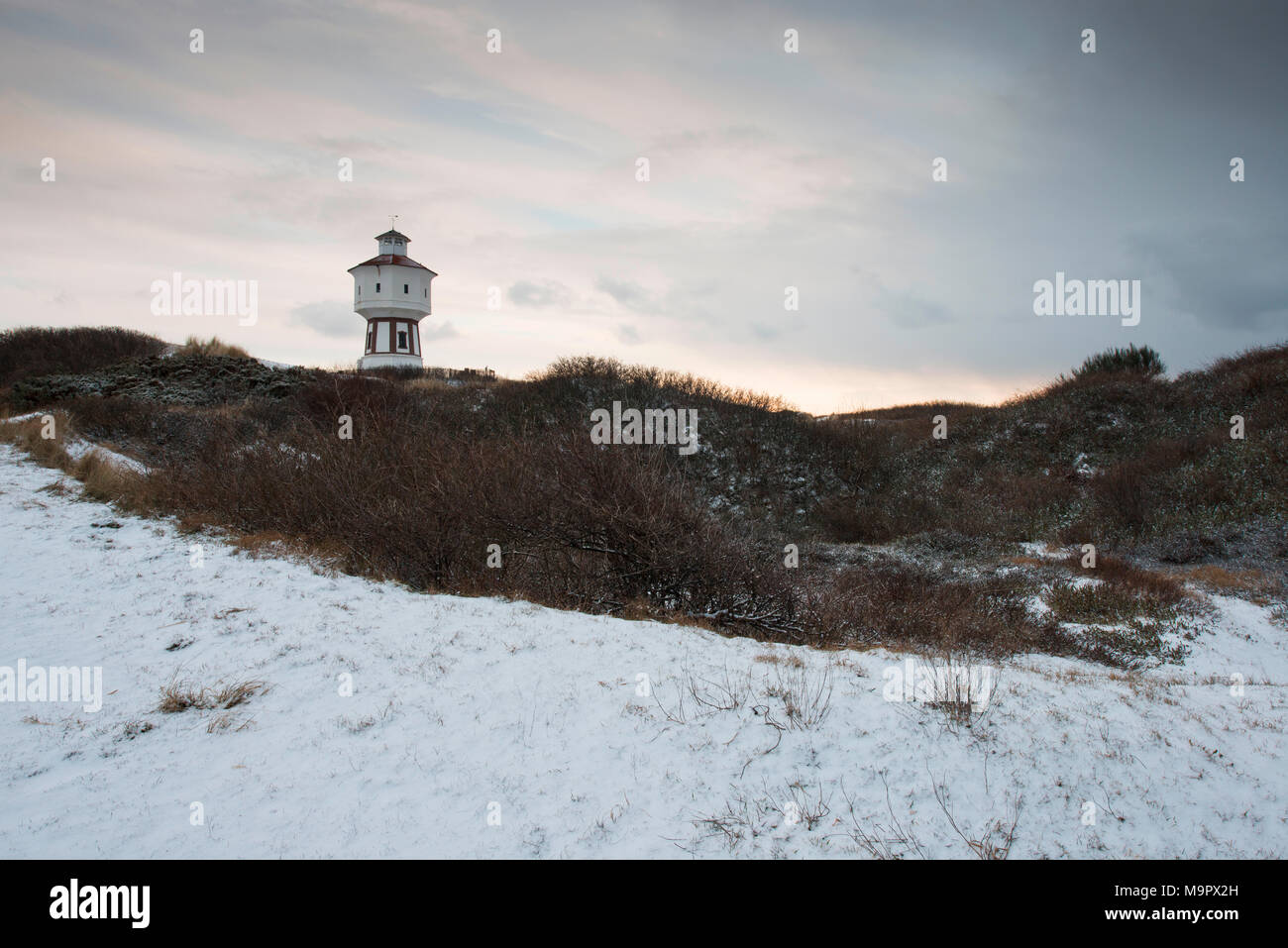 Wasserturm auf schneebedeckten Dünen im Winter, Langeoog, Ostfriesland, Niedersachsen, Deutschland Stockfoto