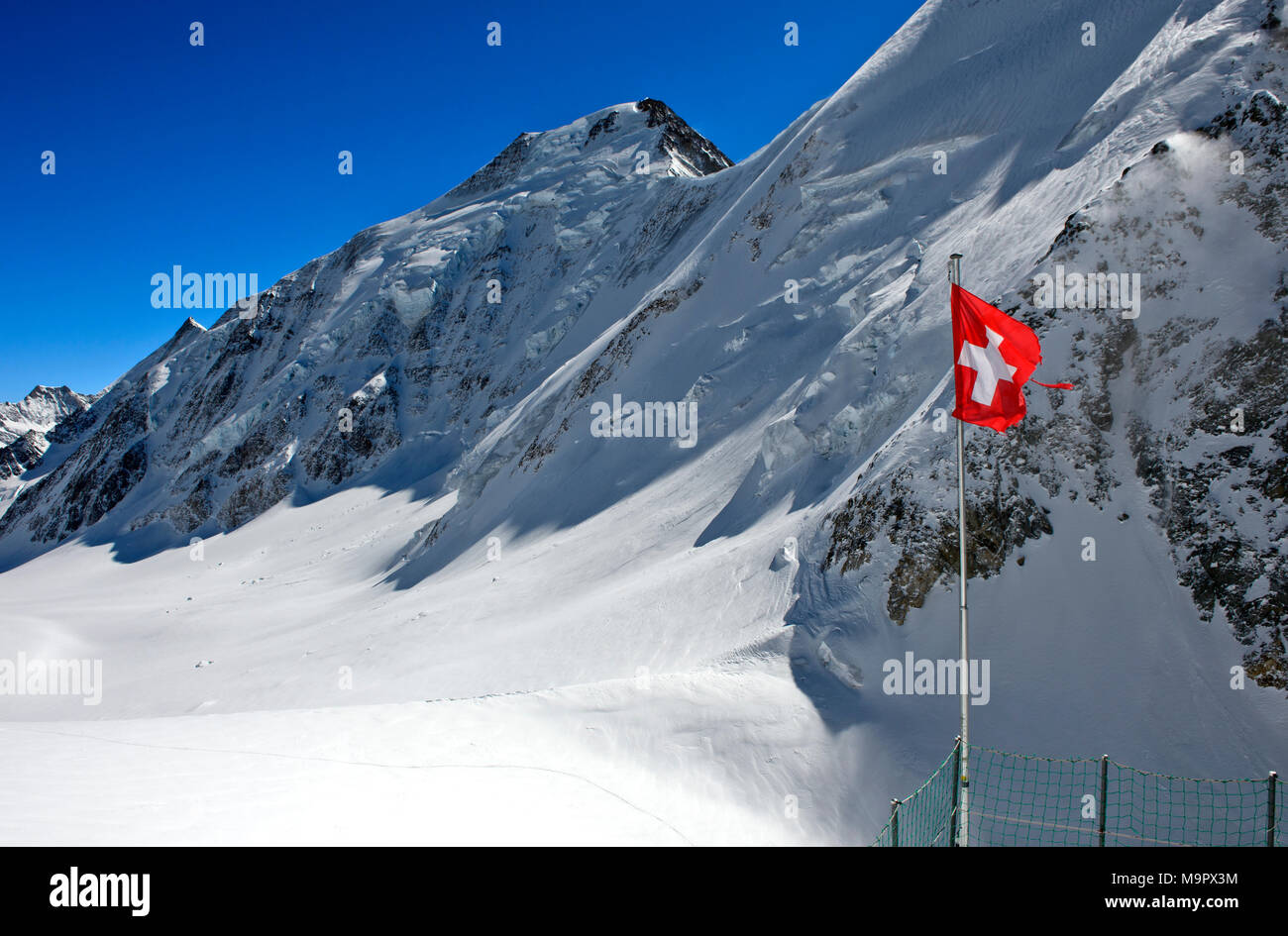 Schweizer Flagge vor aletschhorn mit Schnee, Blatten, Lötschental, Wallis, Schweiz Stockfoto