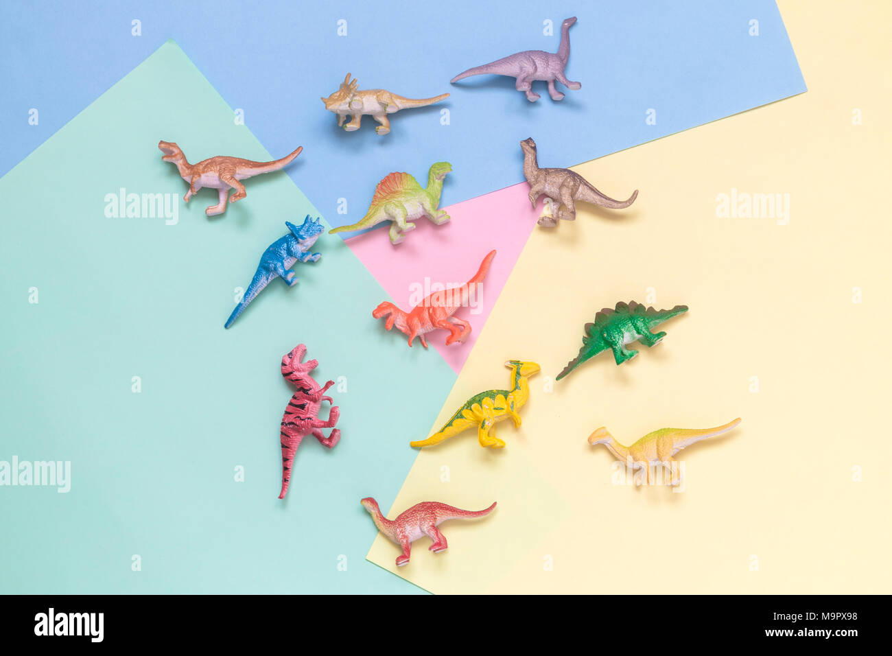 Sammlung der Dinosaurier Spielzeug auf farbenfrohen Pastelltönen Hintergrund minimal kreatives Konzept. Stockfoto