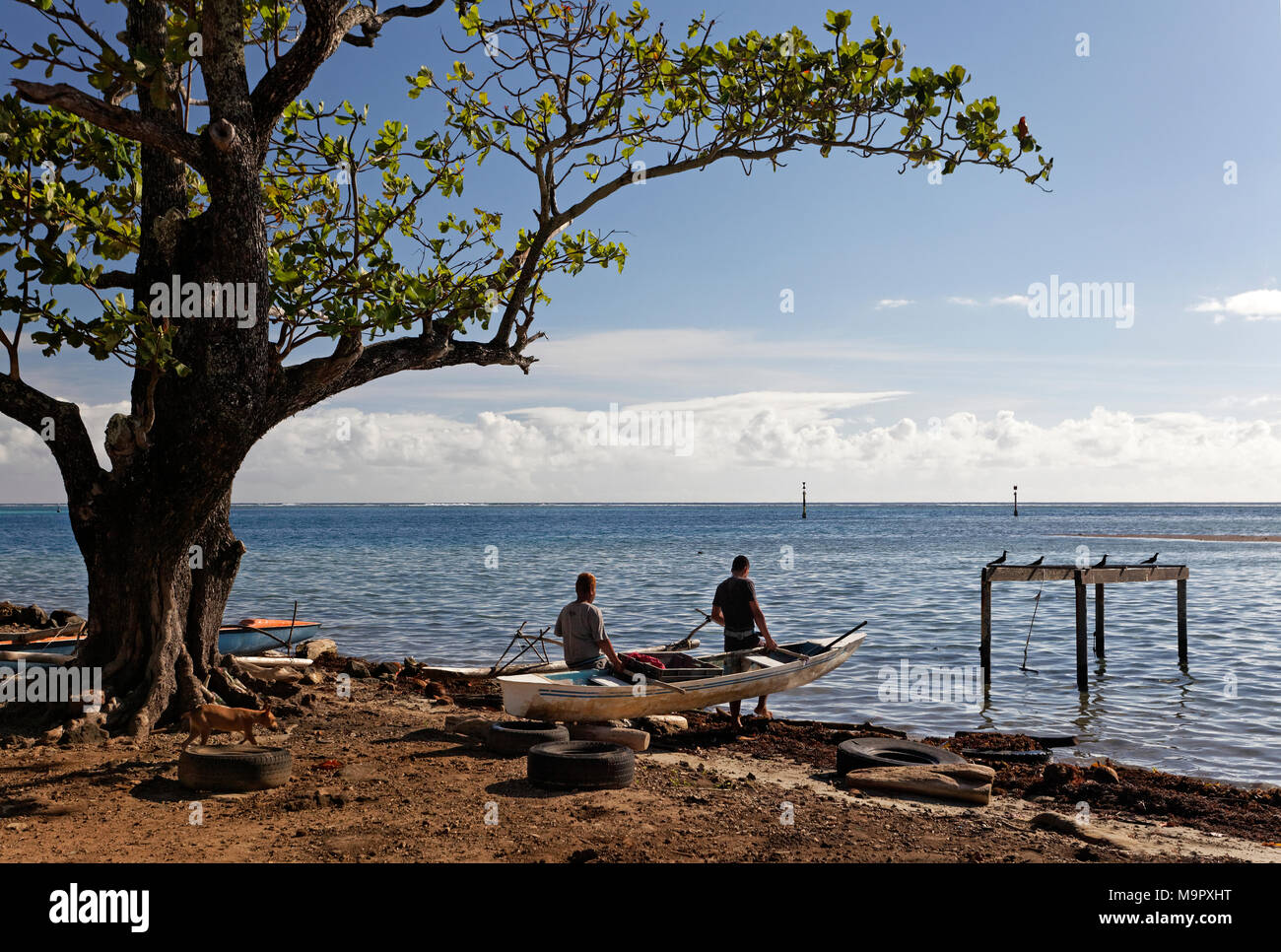 Zwei Männer, Polynesier, Fischerboote mit Cantilever ins Meer, Pazifik, Moorea, in der Nähe von Papetoai, Gesellschaft Inseln Stockfoto
