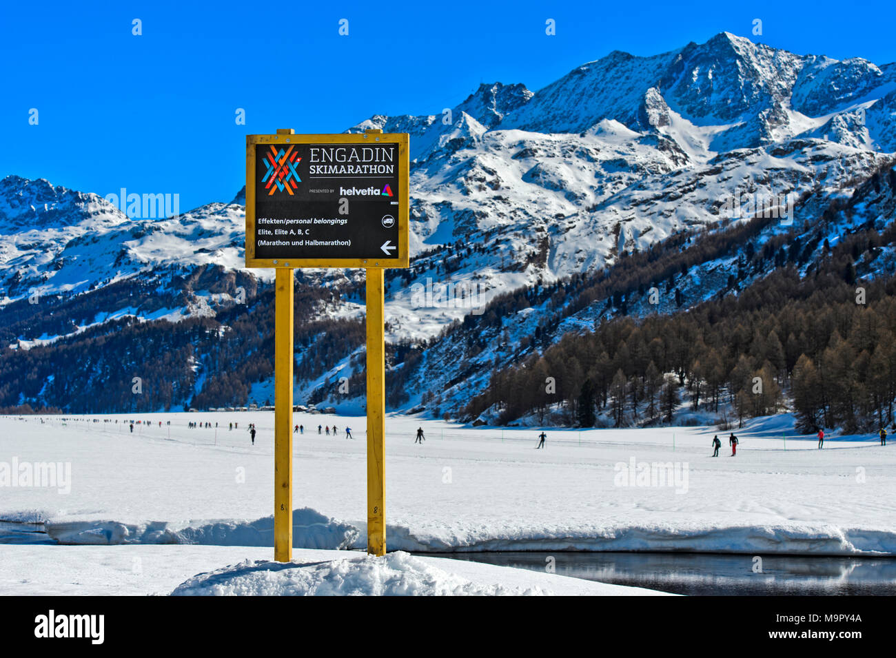 Hinweisschild für die jährliche Sportveranstaltung Engadin Ski Marathon, Maloja, Engadin, Graubünden, Schweiz Stockfoto