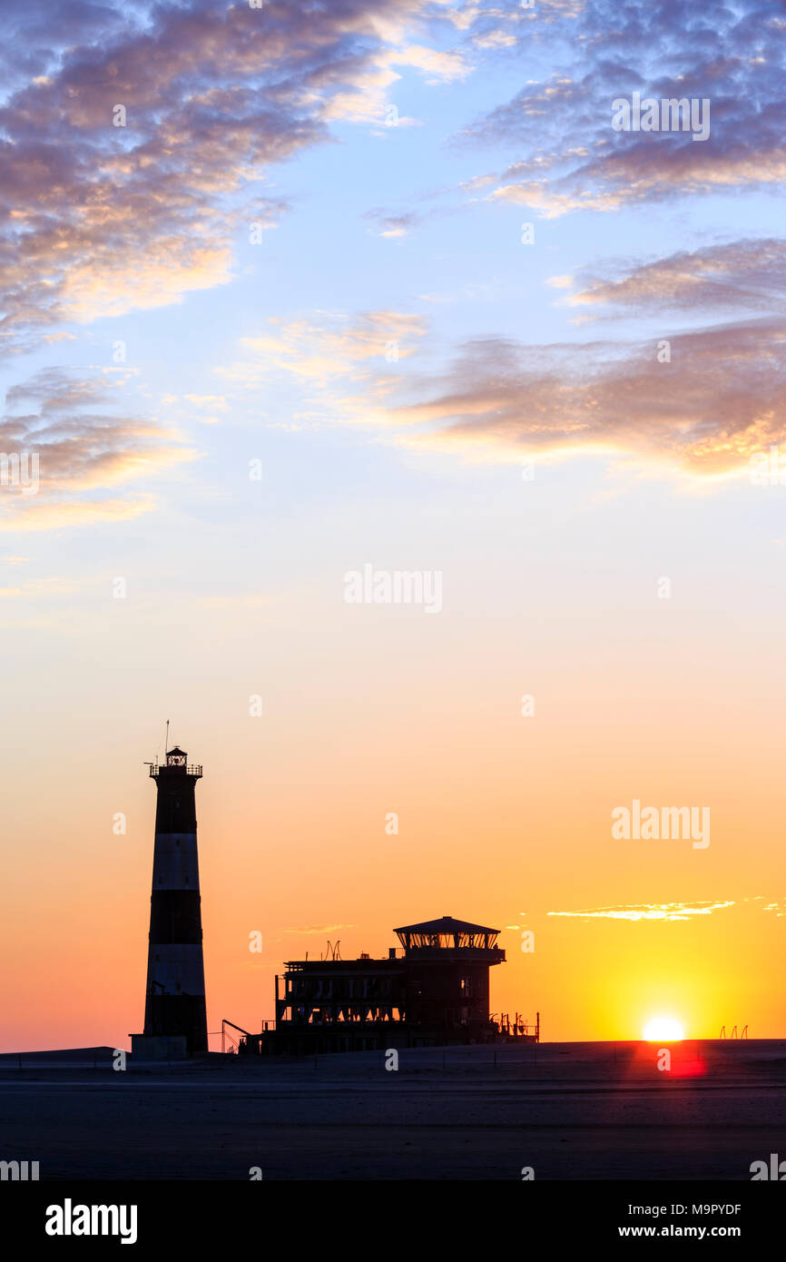 Silhouetten, Leuchtturm und Lodge bei Sonnenuntergang, Pelican Point, Walvis Bay, Erongo Region, Namibia Stockfoto