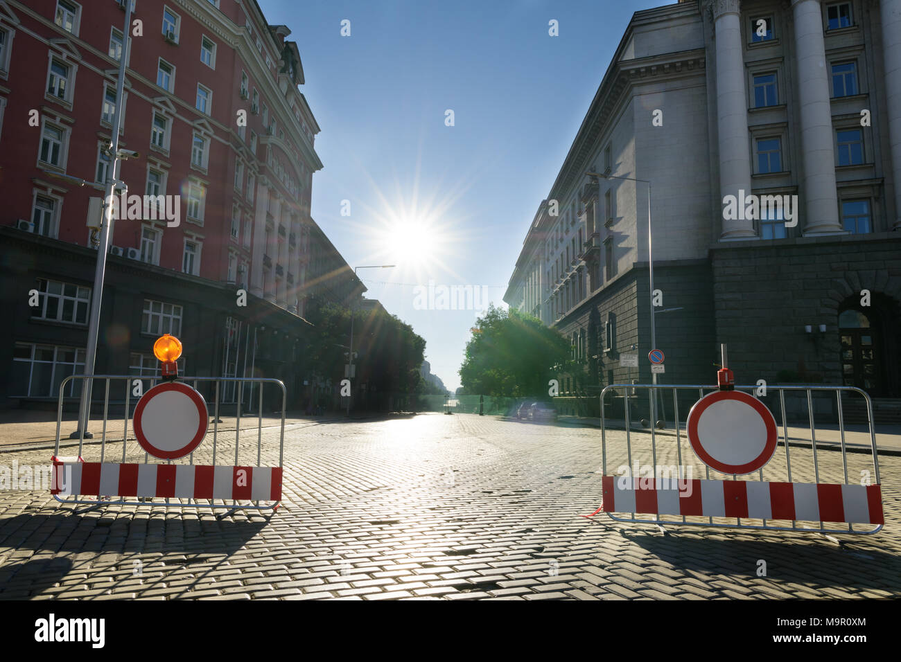 Sofia, Bulgarien - 30. Juli 2017: Zwei Straße Barrieren mit verbotszeichen Verkehrszeichen, dass die Straße in beide Richtungen geschlossen ist, Dondukov boul Stockfoto