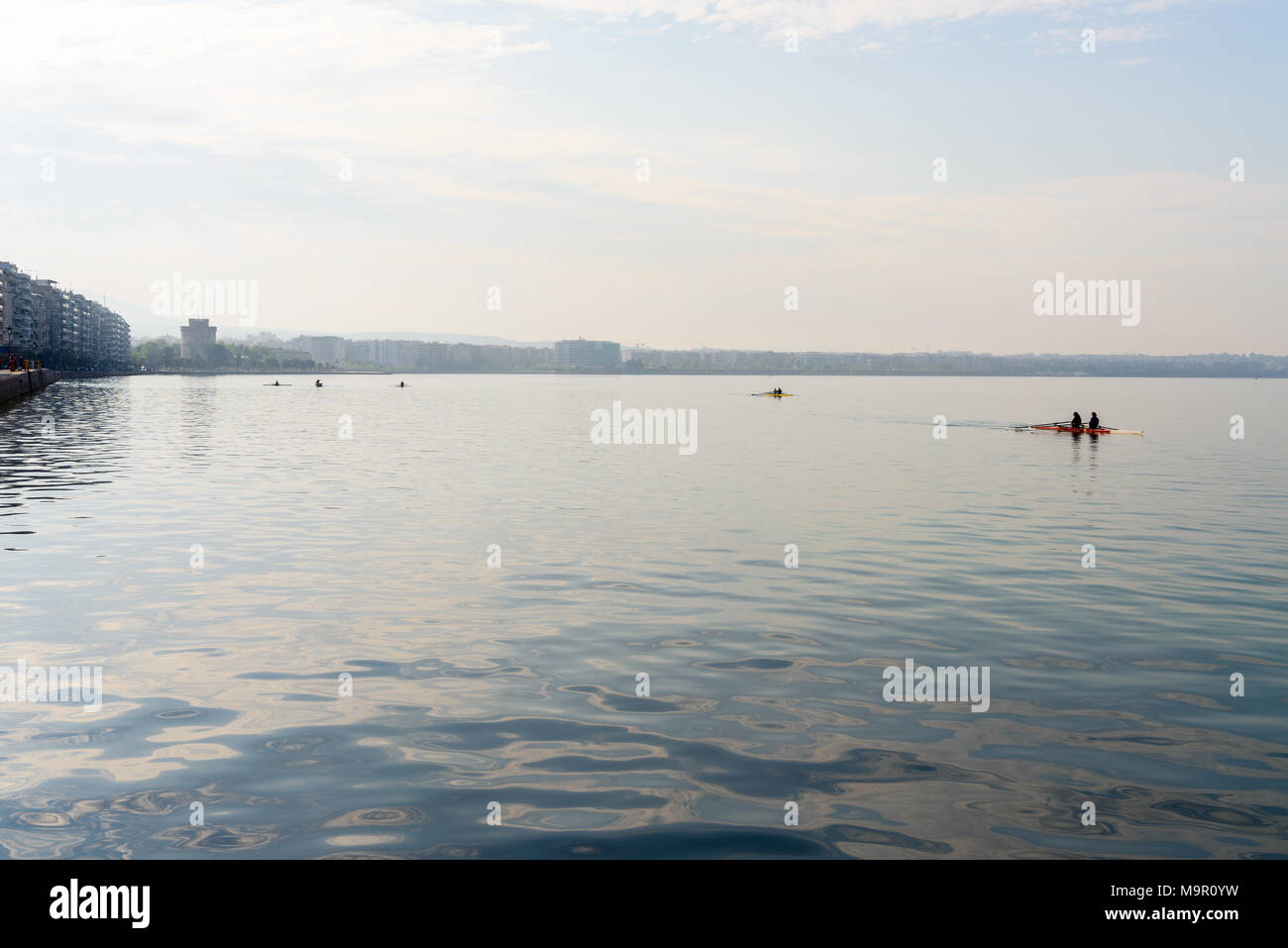 Thessaloniki, Griechenland - 15. April 2017: rudergeräte Training in den frühen Morgenstunden auf das ruhige Wasser der Ägäis, den Thermaischen Golf. Stockfoto
