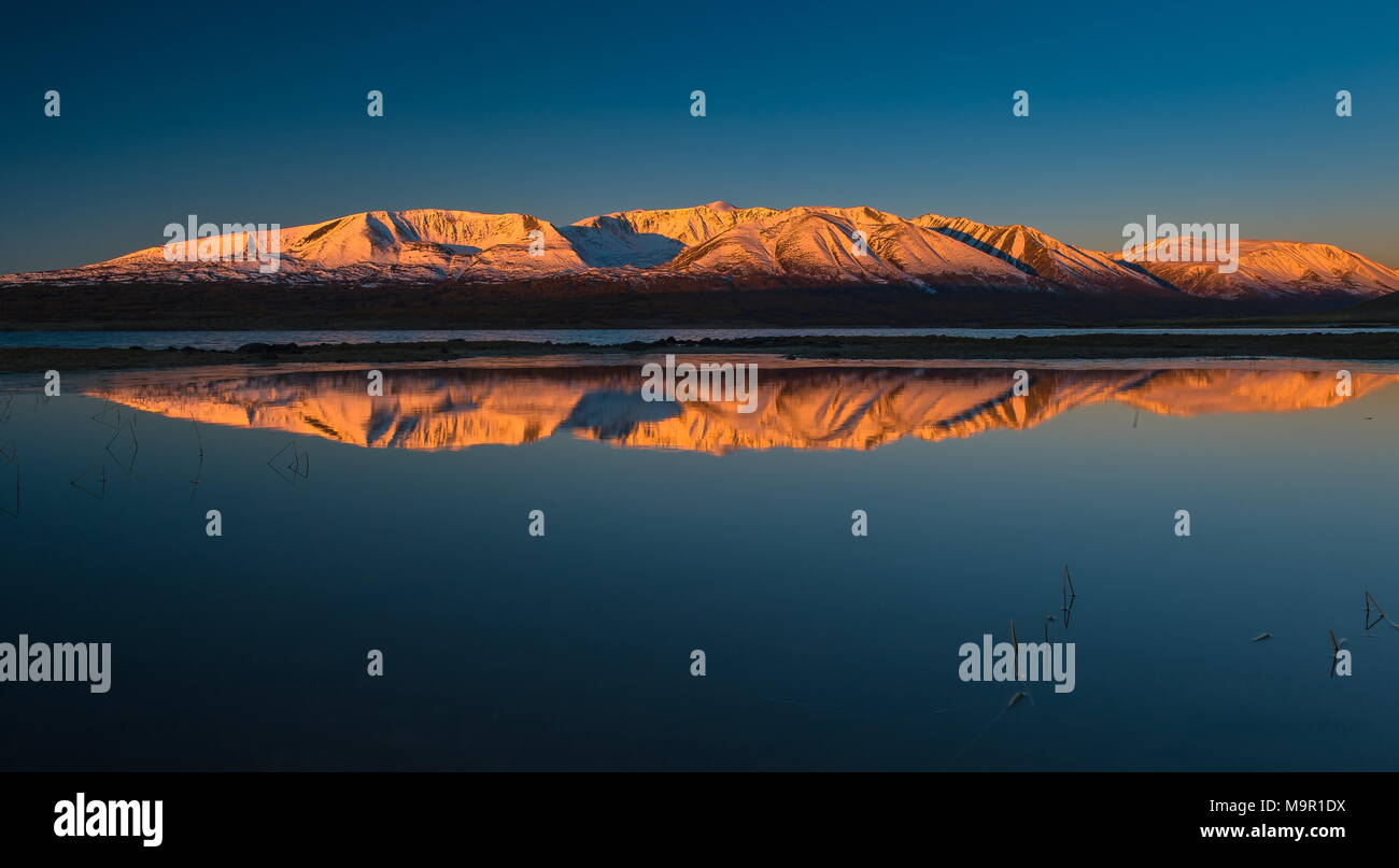 Khoton See, die schneebedeckten Berge mit Dawn in der Rückseite, Mongolei Stockfoto