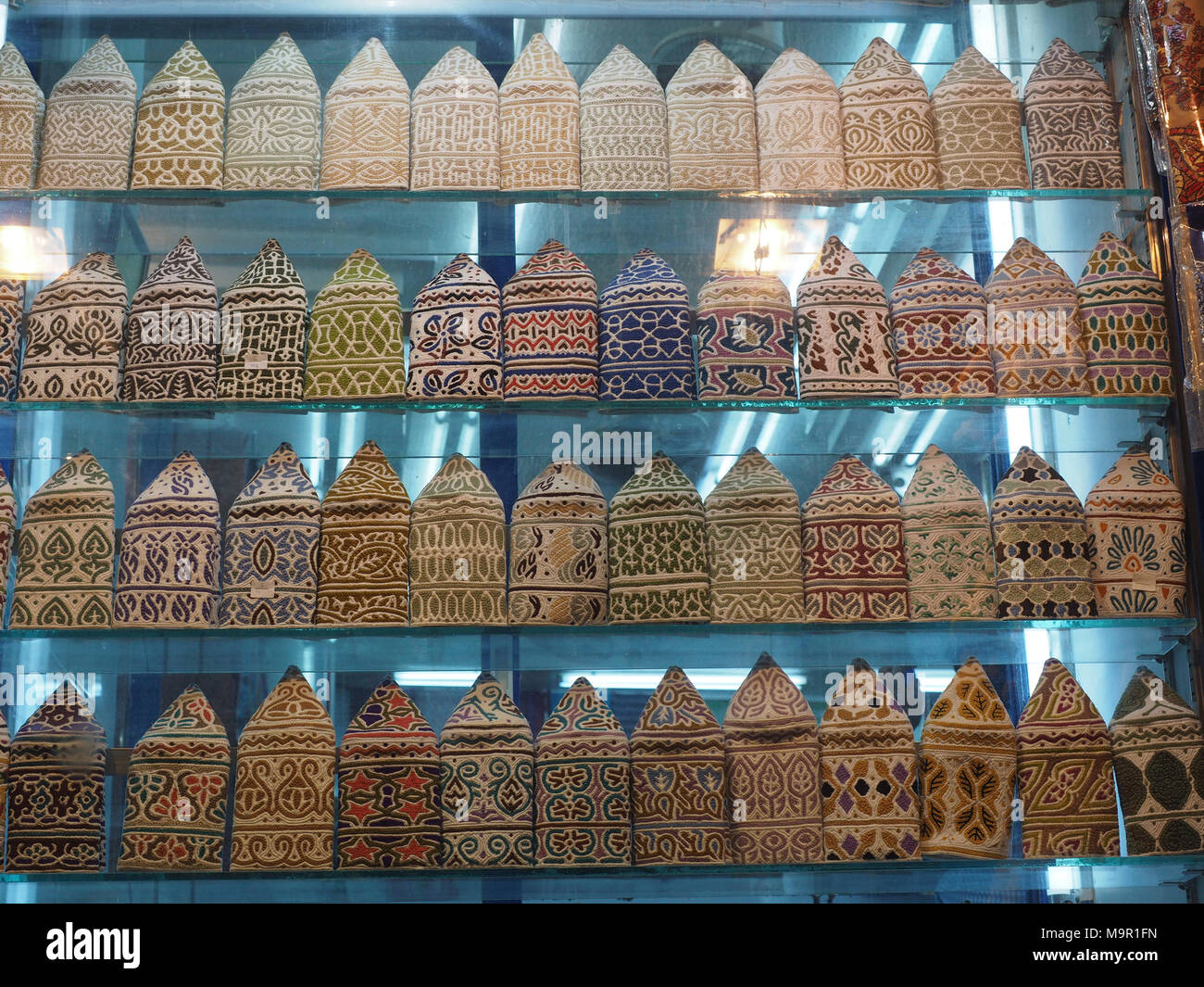 Shop mit traditionellen Kopfbedeckungen, Souk von Matrah, Muscat, Oman Stockfoto