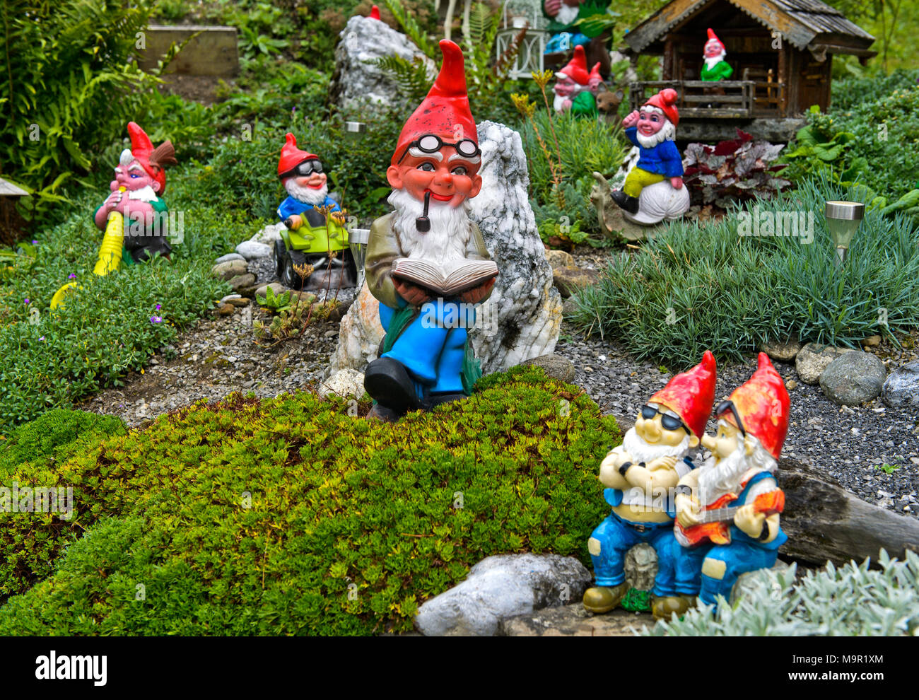 Mehrere Gartenzwerge, Engelberg, Kanton Obwalden, Schweiz Stockfotografie -  Alamy
