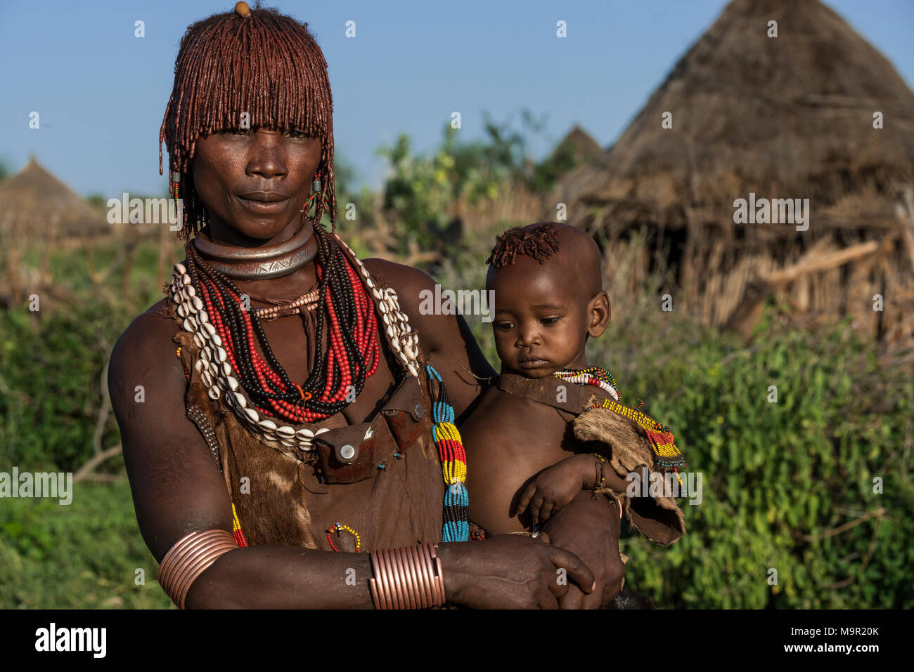 Frau mit einem Kind auf dem Arm, Hamer Stamm, Turmi Markt, südlichen Nationen, Nationalitäten und Völker" Region, Äthiopien Stockfoto