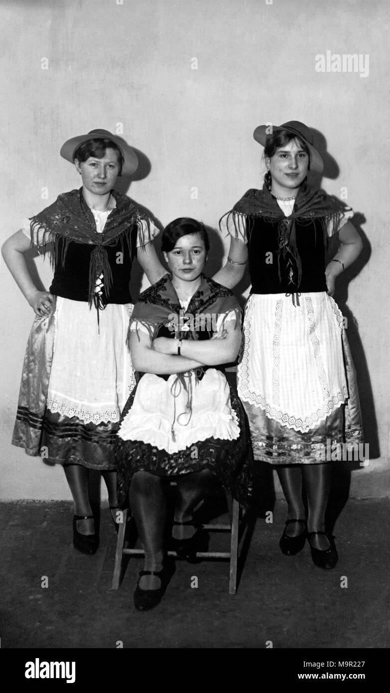 Drei Frauen in traditioneller Tracht, 1940er Jahre, Deutschland Stockfoto