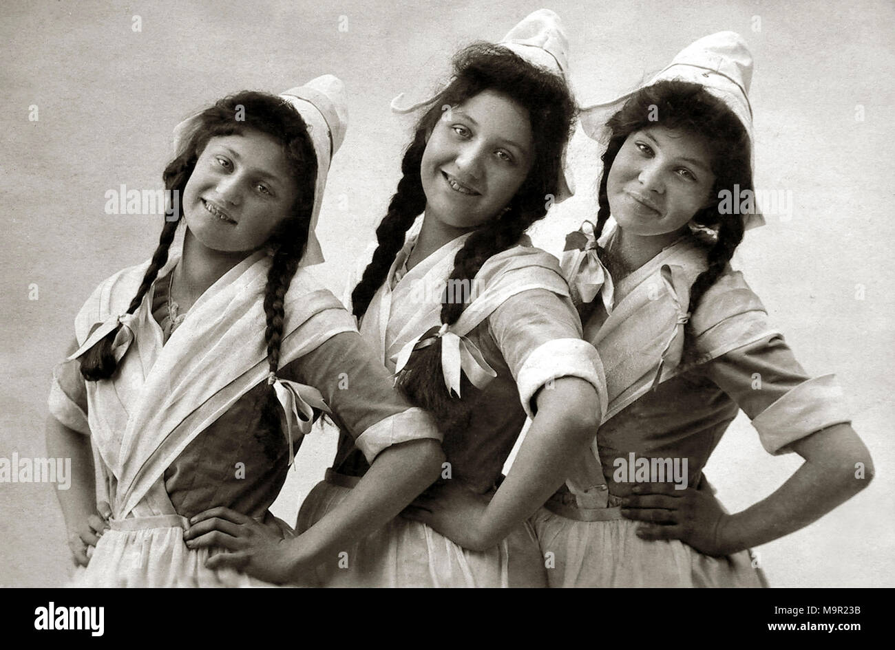 Drei Frauen in traditionellen Kostümen, 1930er Jahre, Deutschland Stockfoto