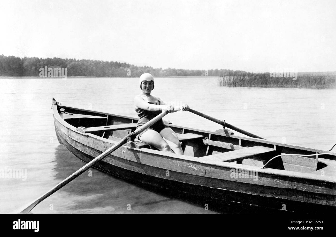 Frau Rudern in einem Boot auf dem See, 1920er Jahre, Deutschland Stockfoto