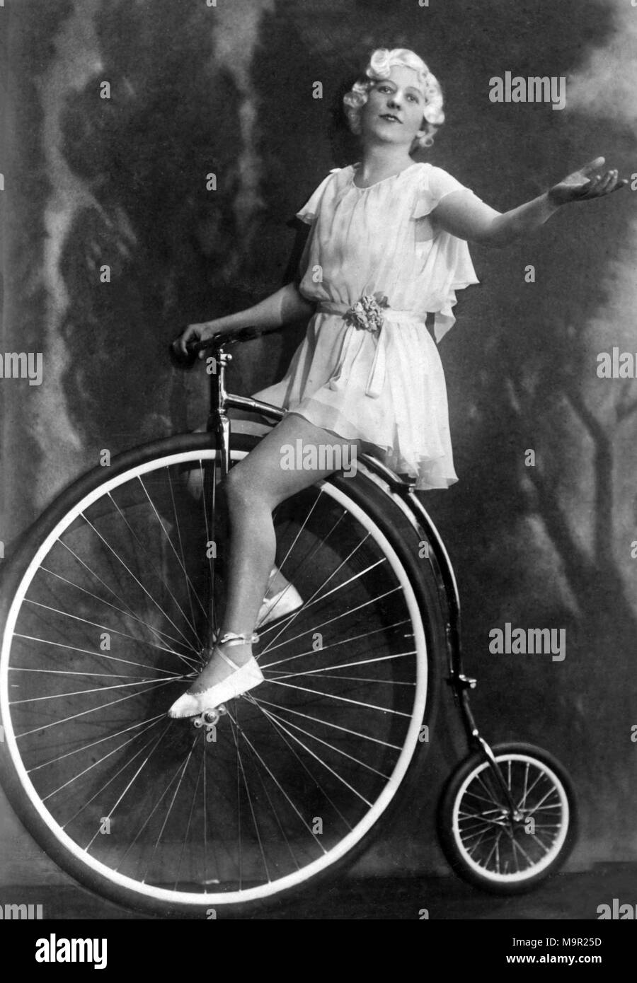 Frau auf dem Fahrrad, Einrad, 1920er Jahre, Deutschland Stockfoto