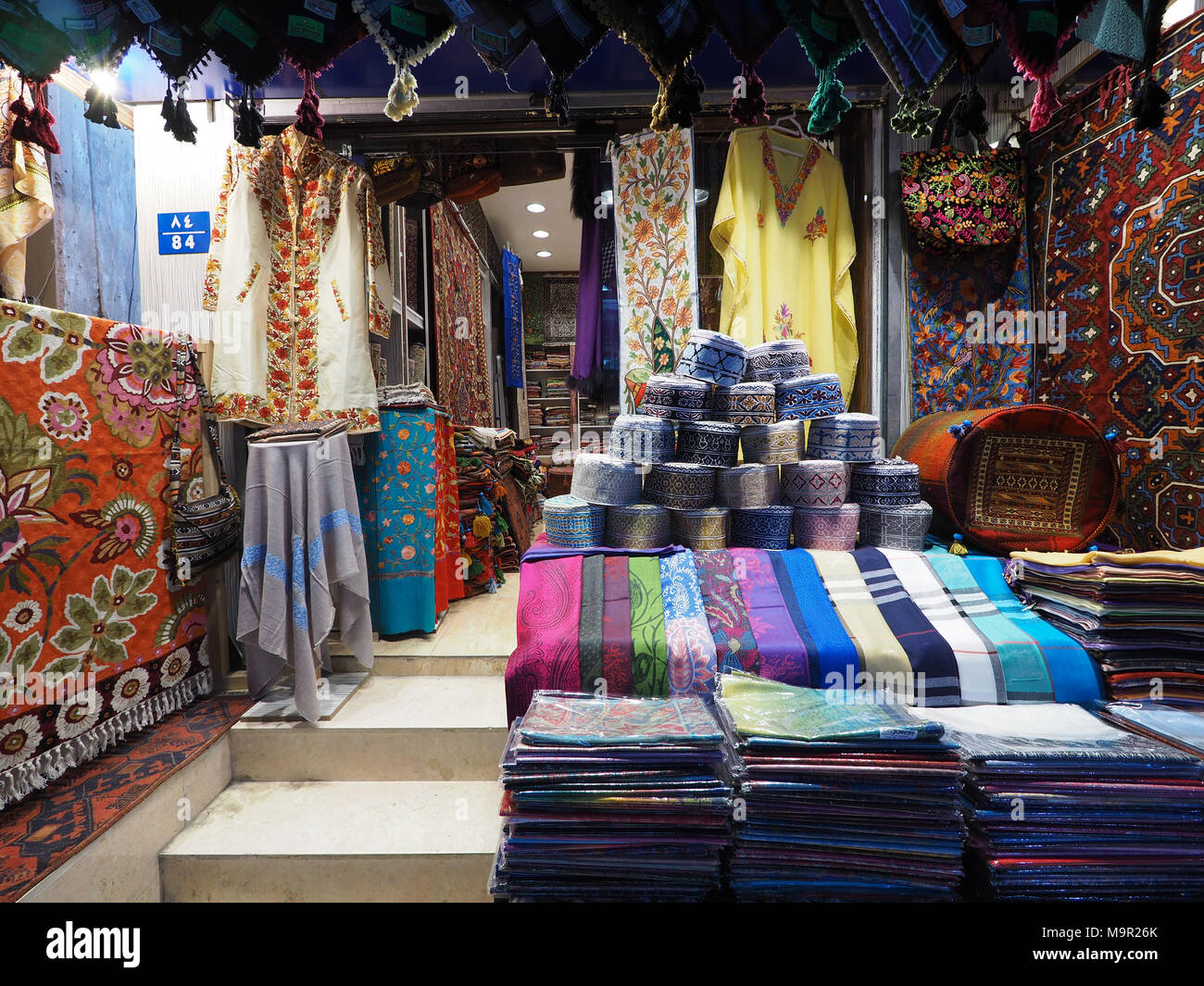 Shop mit traditionellen Textilien, Stoffe, Souk von Matrah, Muscat, Oman  Stockfotografie - Alamy