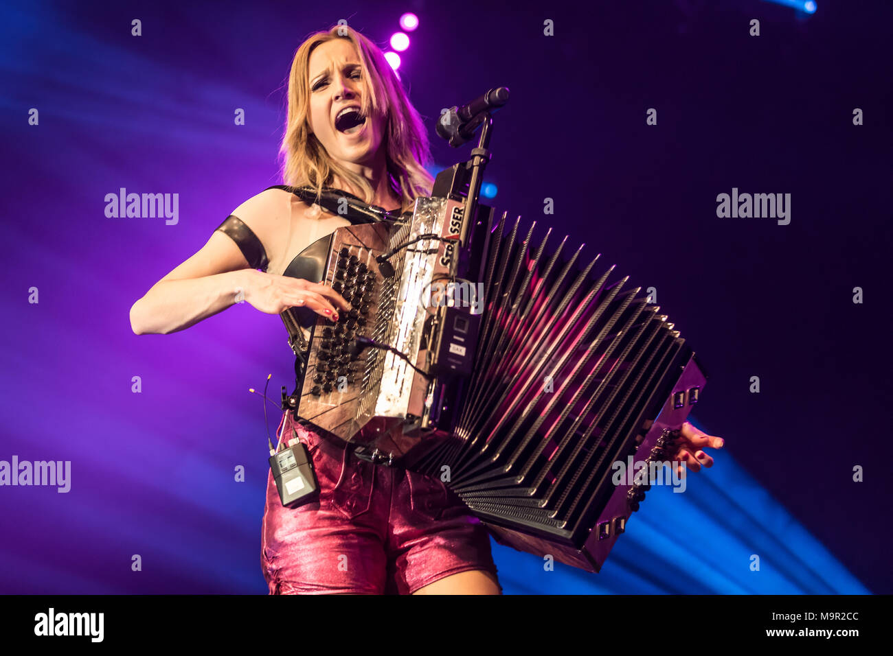 Der österreichische Musiker, Volksmusik und Pop Sängerin Melissa Naschenweng live auf den Schlager Nacht in Luzern, Schweiz Stockfoto
