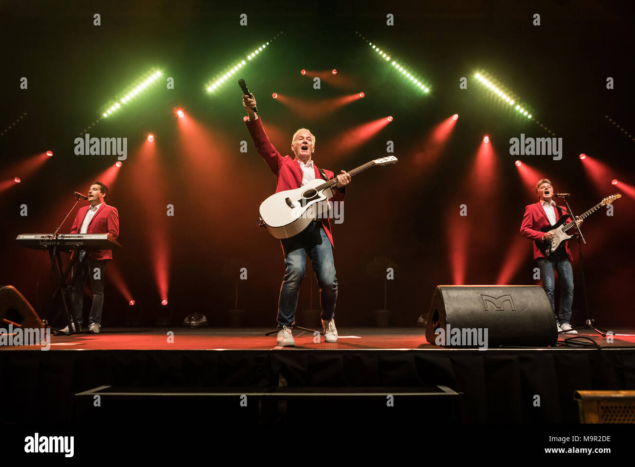 Die Schweizer pop band Calimeros live auf Schlager Nacht in Luzern, Schweiz  Roland Eberhart, Gesang und Gitarre Andy Steiner Stockfotografie - Alamy