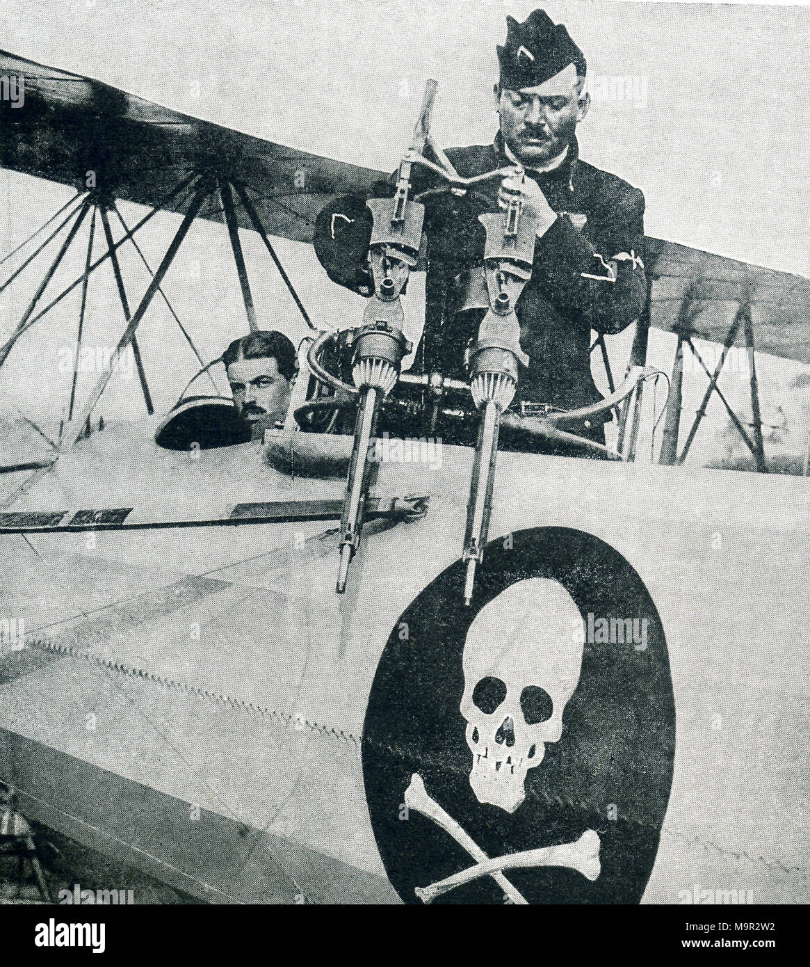 Dieses Foto stammt aus dem Ersten Weltkrieg und zeigt eine französische Krieg Ebene. Der Untertitel sagt: Eine französische Aufklärung Maschine mit zwei Maschinengewehren zusammen auf einem Turm hinter dem Piloten. Stockfoto