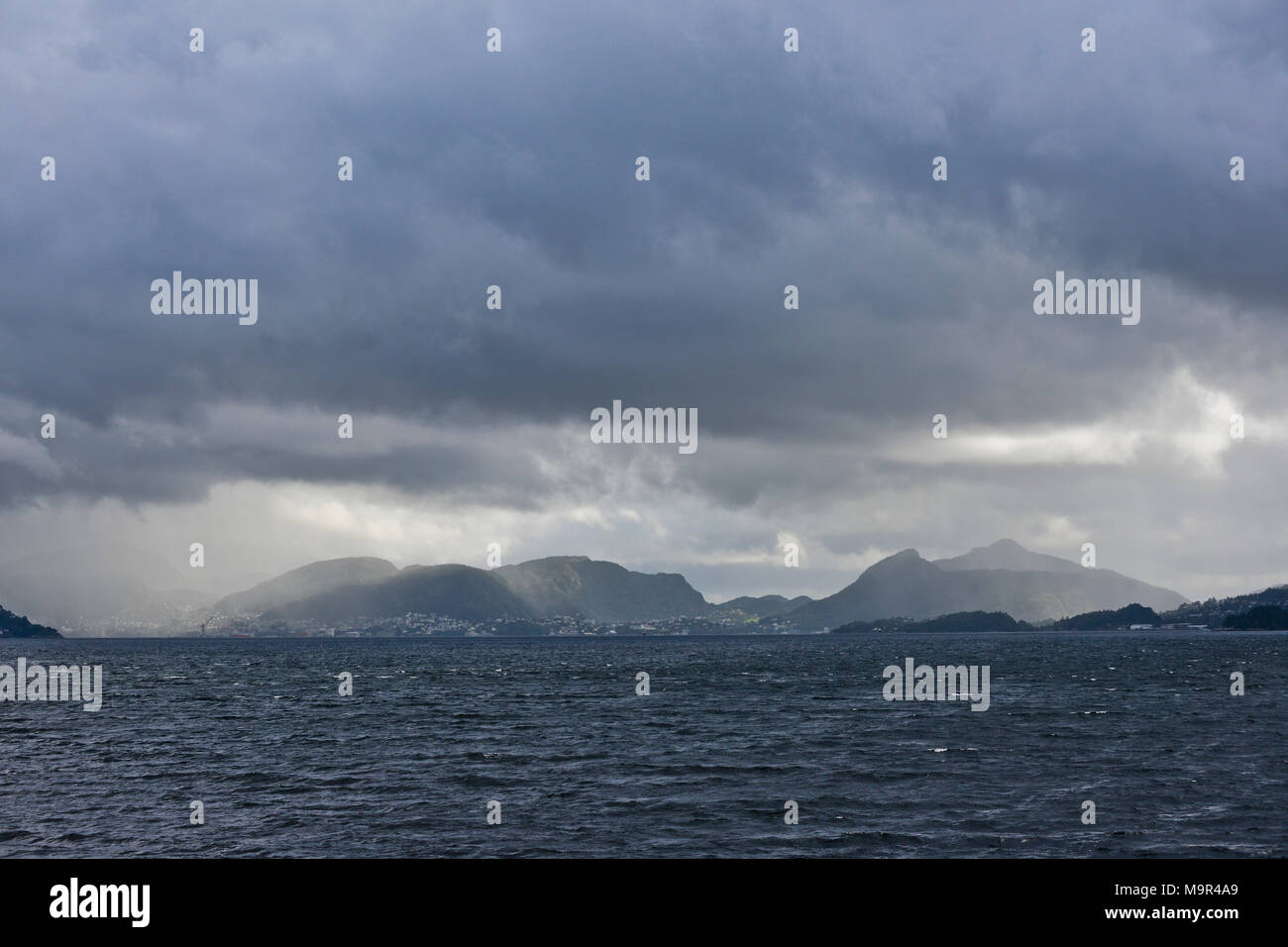 Bergen sieben Berge, Blick vom Meer, Norwegen Stockfoto