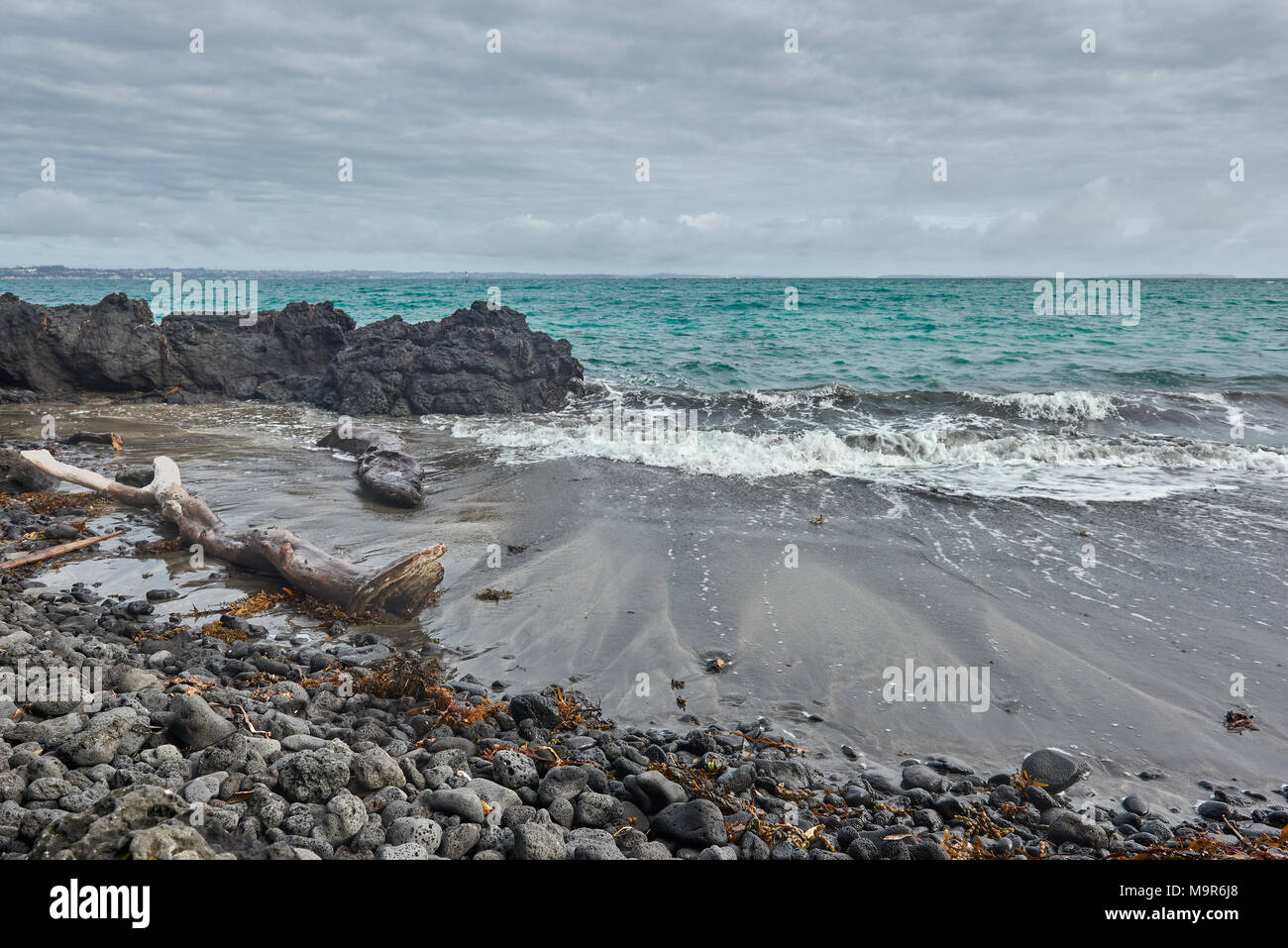 Die Wellen am Strand von mckenzie Bucht in Rangitoto Island, Neuseeland Stockfoto