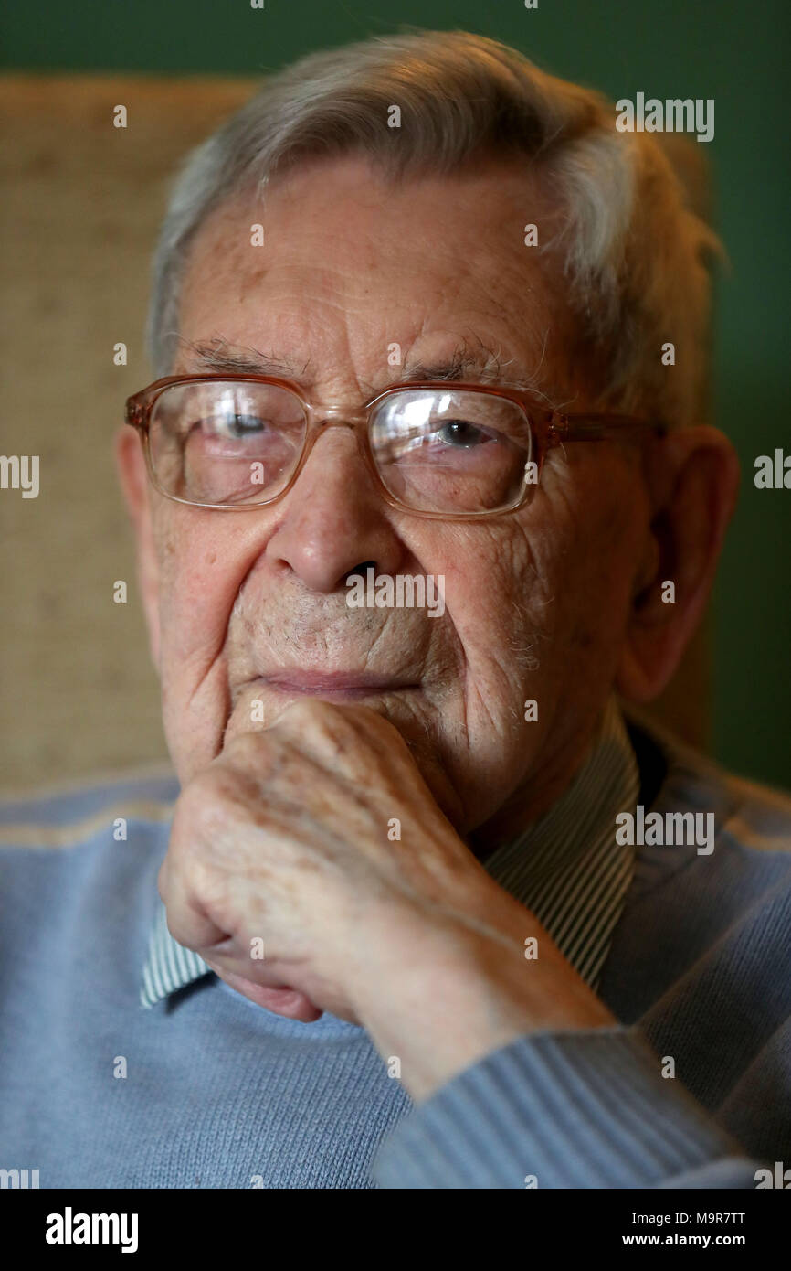 Zuvor noch nicht emittierte Foto vom 21/02/18 der Robert Weighton, einer der beiden ältesten Großbritanniens Männer, an seinem Haus in Alton, Hampshire. Herr Weighton feiert seinen 110. Geburtstag am Donnerstag. Stockfoto