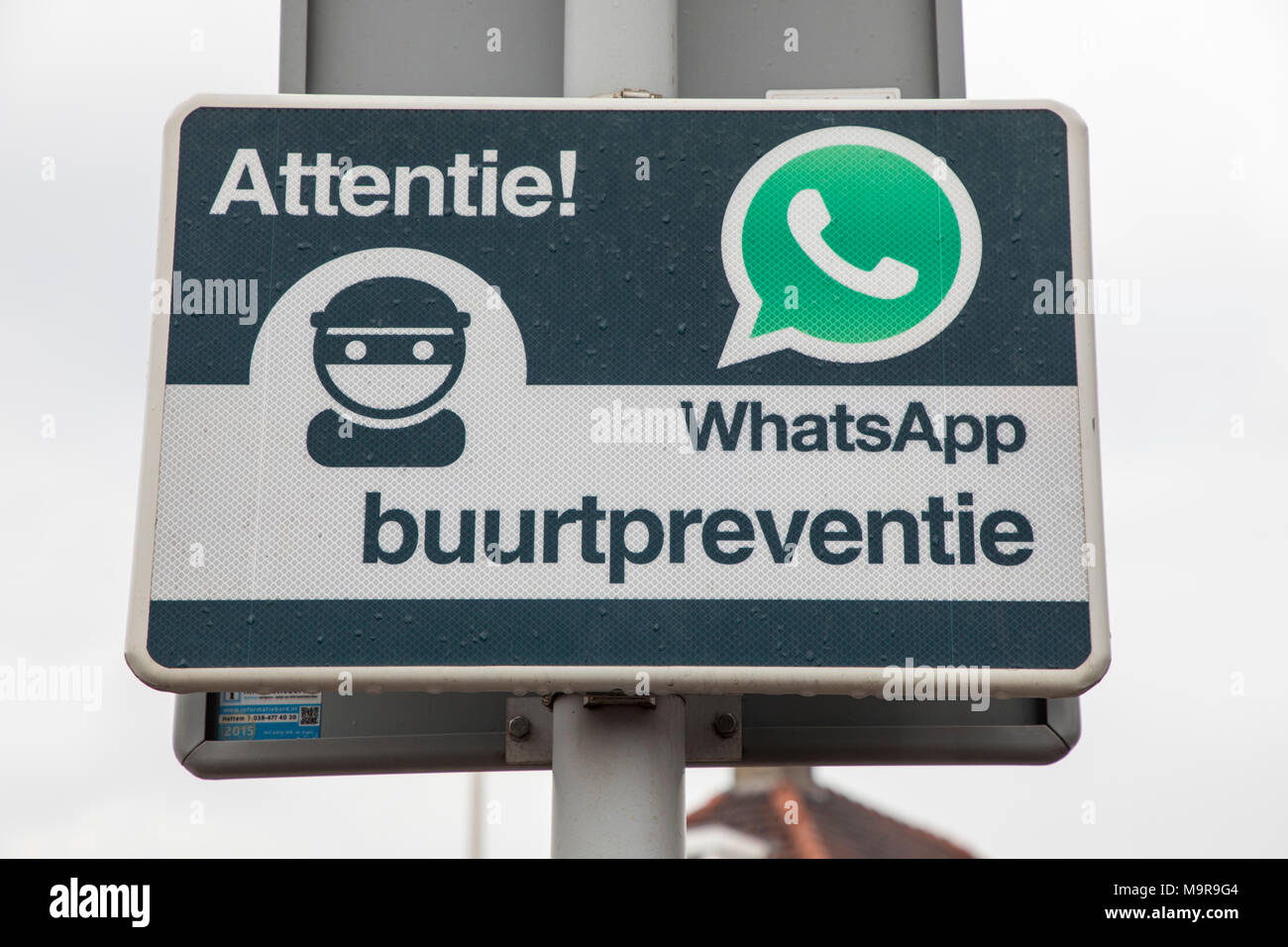 Neighborhood Watch, eine Warnung, dass in dieser Gemeinschaft, die Nachbarn sind in Kontakt über WhatsApp und werden aufmerksam beobachten, Einbruch preventi Stockfoto