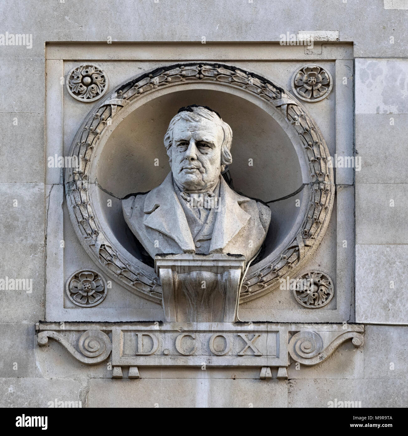 LONDON, Großbritannien - 8. MÄRZ 2018: Büste von David Cox an der Außenseite des Royal Institute of Painters in Water Colour Building in Piccadilly Stockfoto