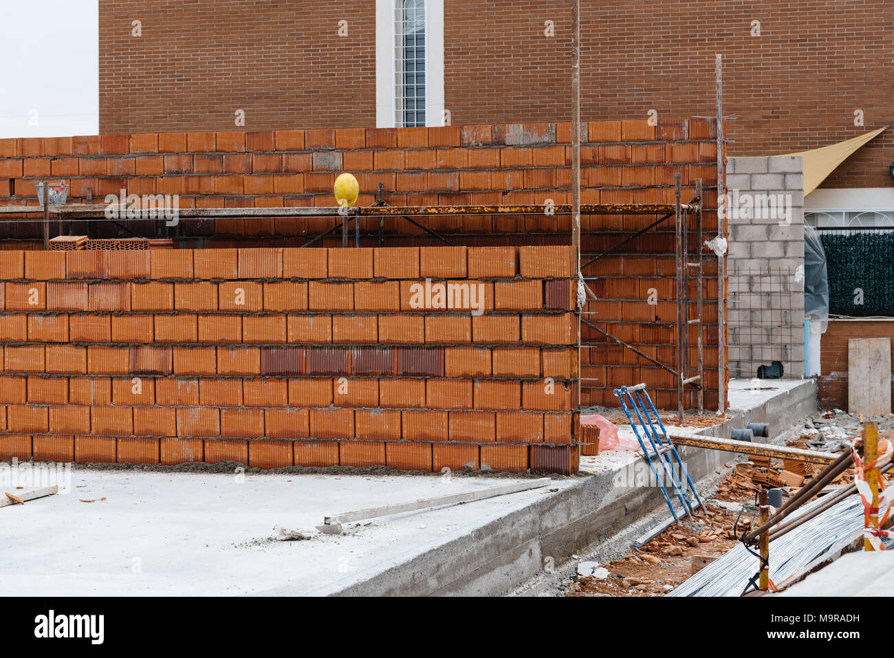 Werke der Bau von thermischen Clay block Wände in Baustelle Stockfoto