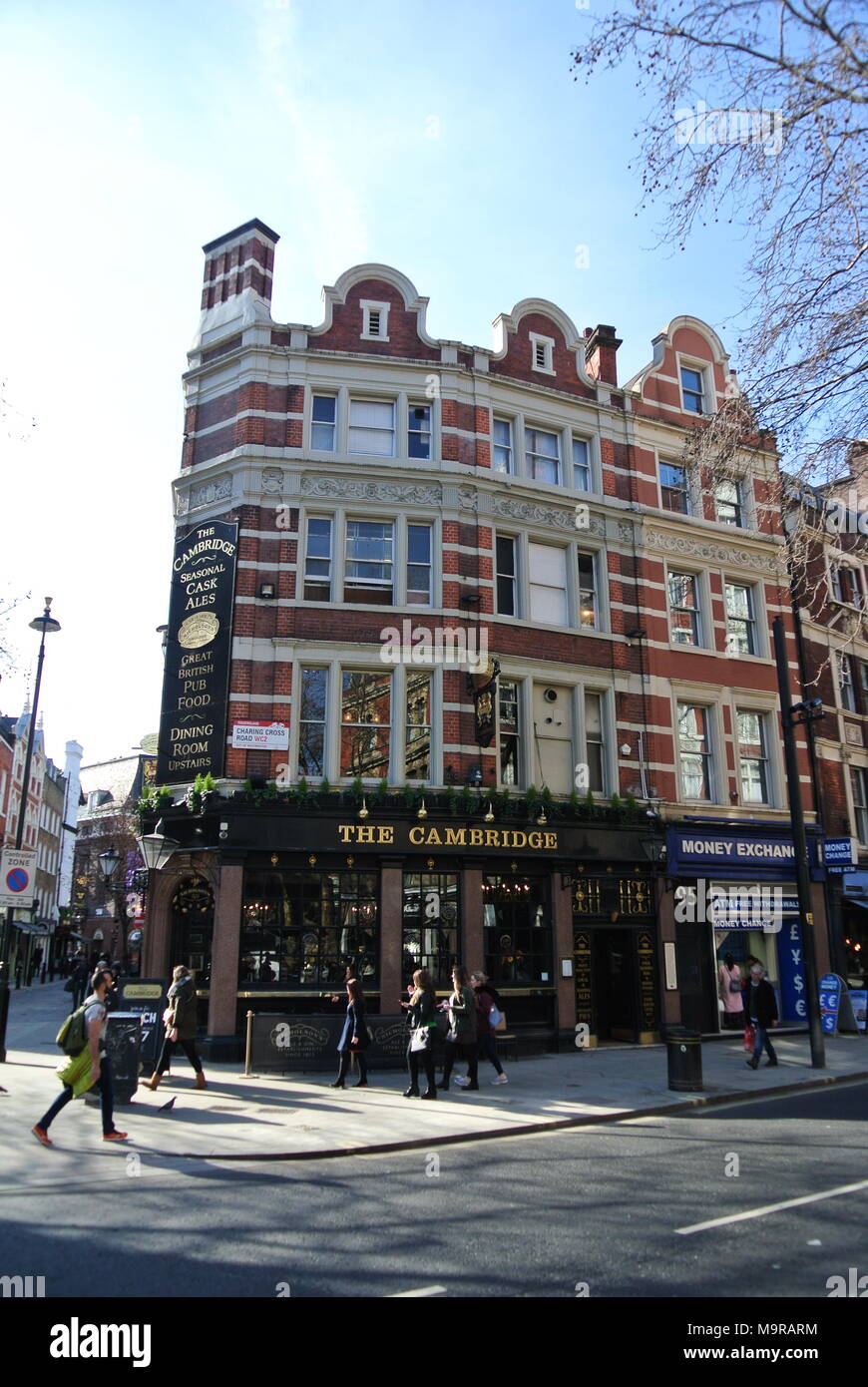 Die Cambridge Pub In London Charing Cross Road Wc2 England