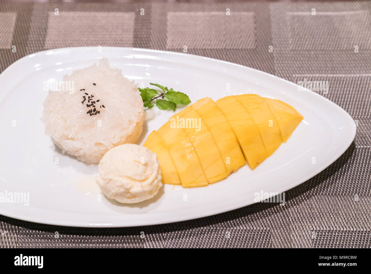 Mango Klebreis mit Eis Stockfoto