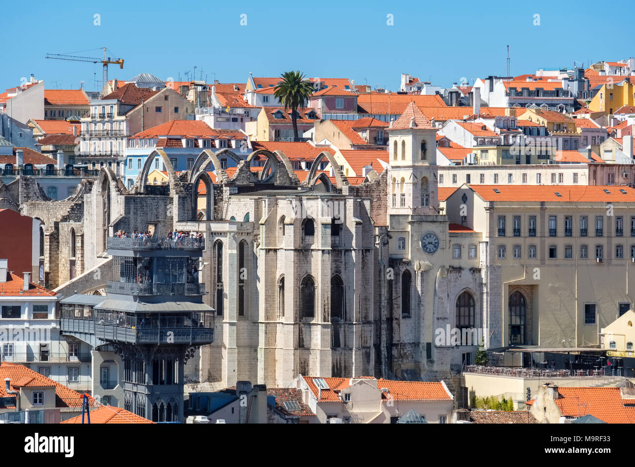 Aufzug Santa Justa und die Ruinen der Kirche Igreja do Carmo in Lissabon. Portugal, Europa Stockfoto