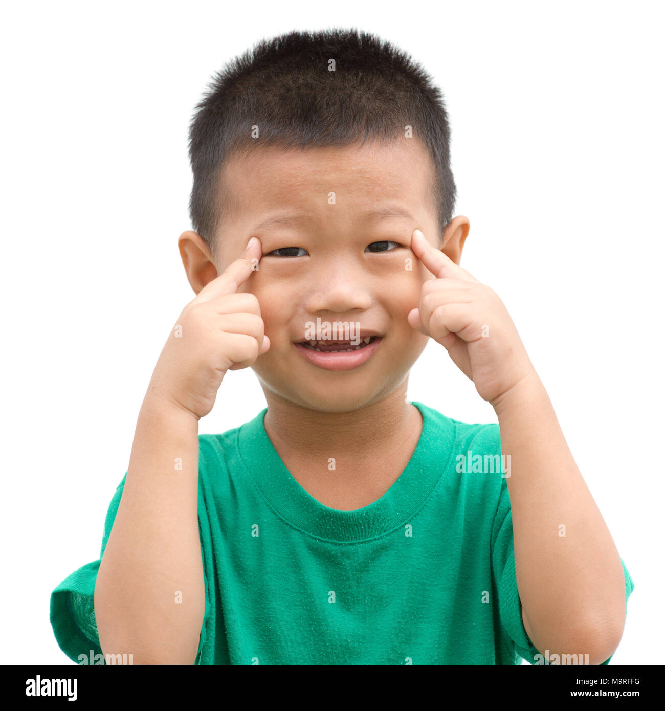 Gerne asiatische Kind zeigt seine Augen und lächelte. Porträt der Jungen zeigen Körperteile auf weißem Hintergrund. Stockfoto