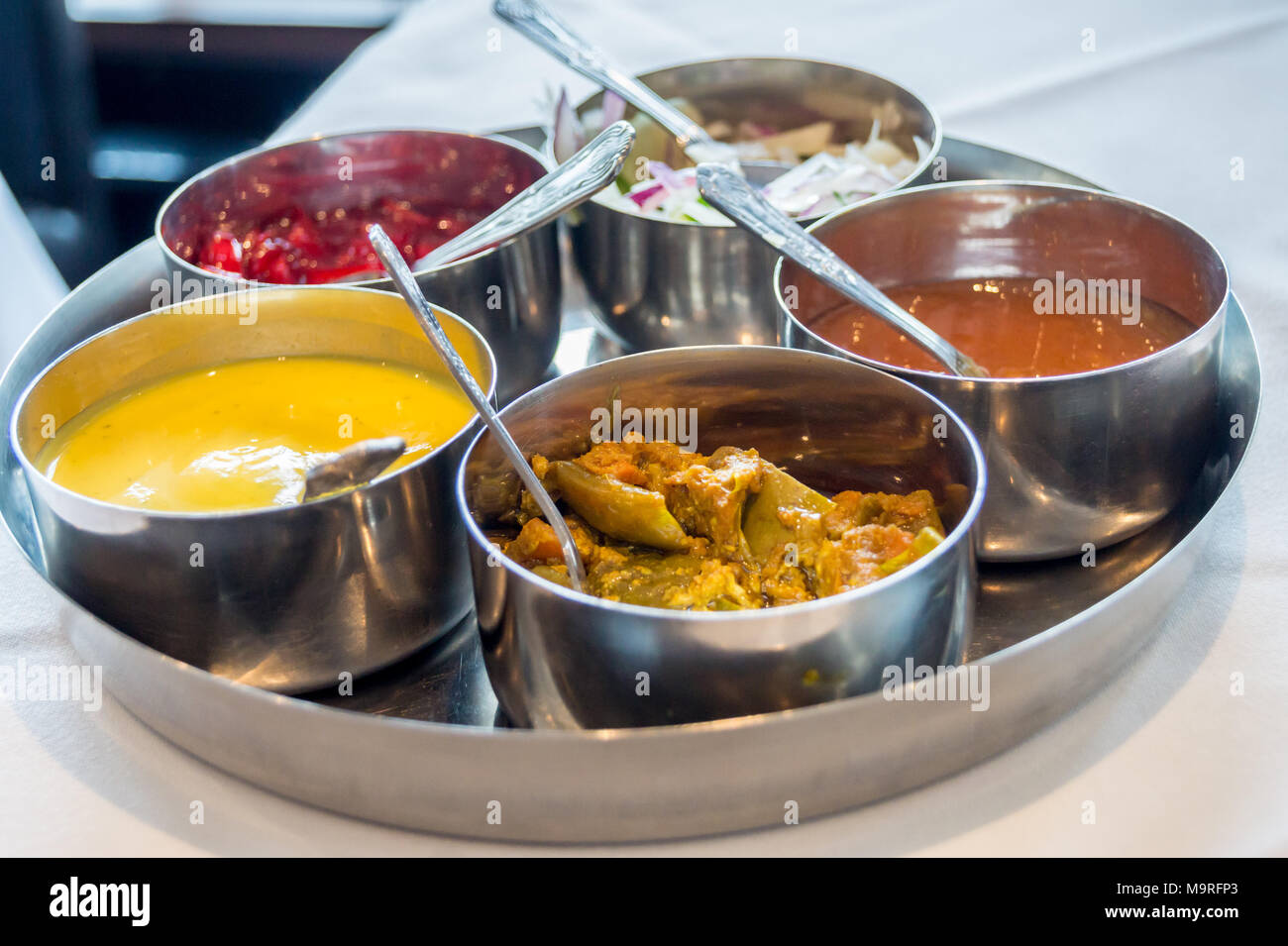 Auswahl von Saucen, Chutneys und Pickles für poppadums, Spice Masala Indischen Restaurant, früher Kismet Tandoori, Chipping Ongar, Essex, England Stockfoto