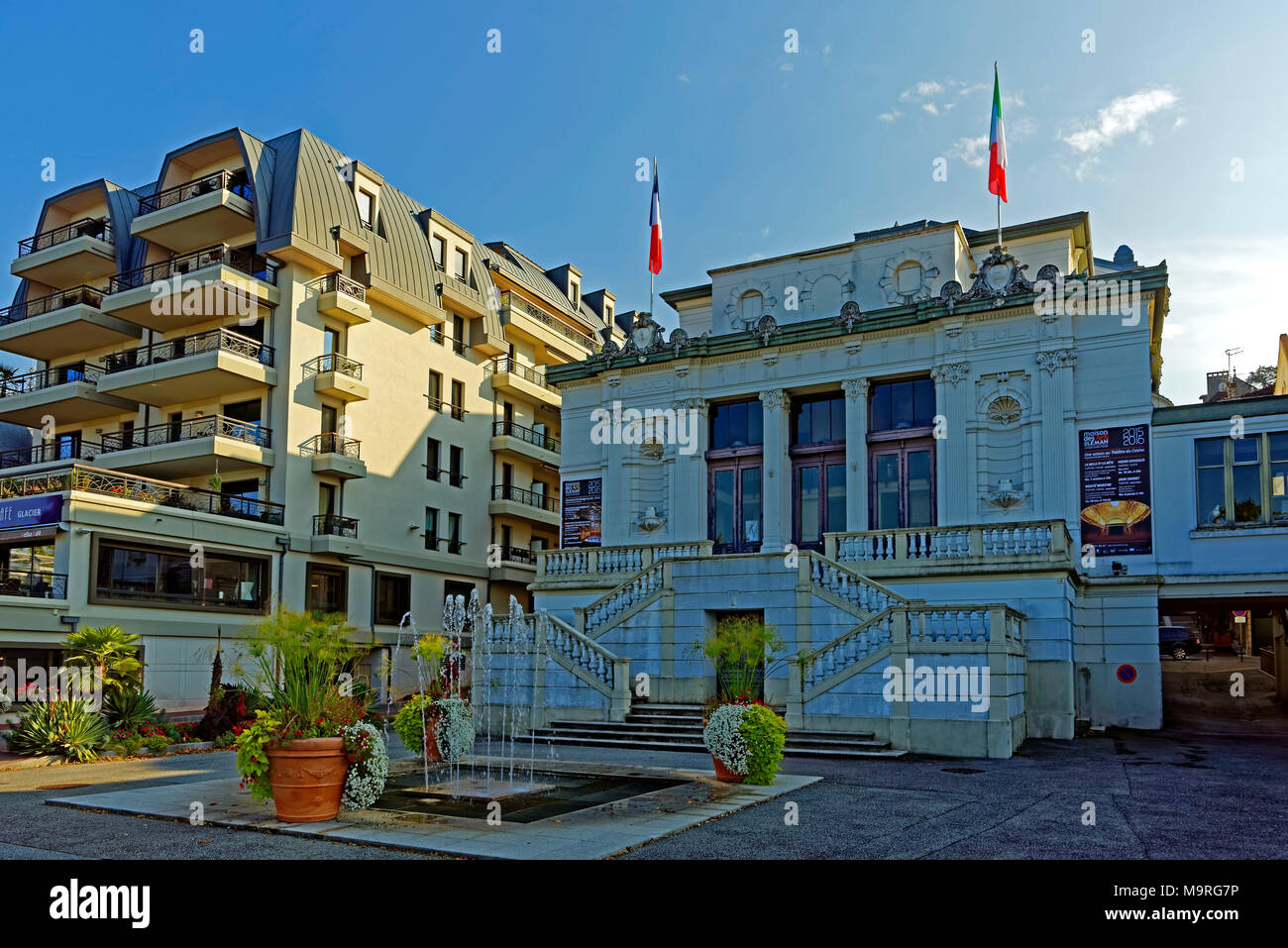 Europa, Frankreich, Auvergne Rhône Alptraum, Évian-les-Bains, dock Charles Albert Besson, Theater de Casino, Architektur, Gebäude, Fahnen, Kunst, Bäume, p Stockfoto