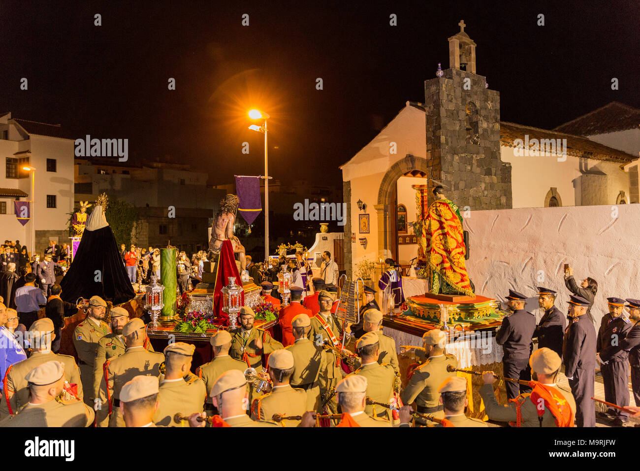 Spanische Armee marching band, Banda de Guerra Numero 2, Brylcan XVI, die an eine religiöse Prozession am Montag der Karwoche, mit lebensgroßen Statuen Stockfoto