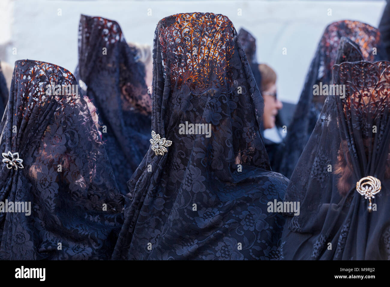 Große schwarze Spitze und Kamm headwear bekannt als Mantilla, traditionell von den katholischen Frauen getragen zu bestimmten Ostern feiern und Massen, Adeje, Teneriffa, C Stockfoto