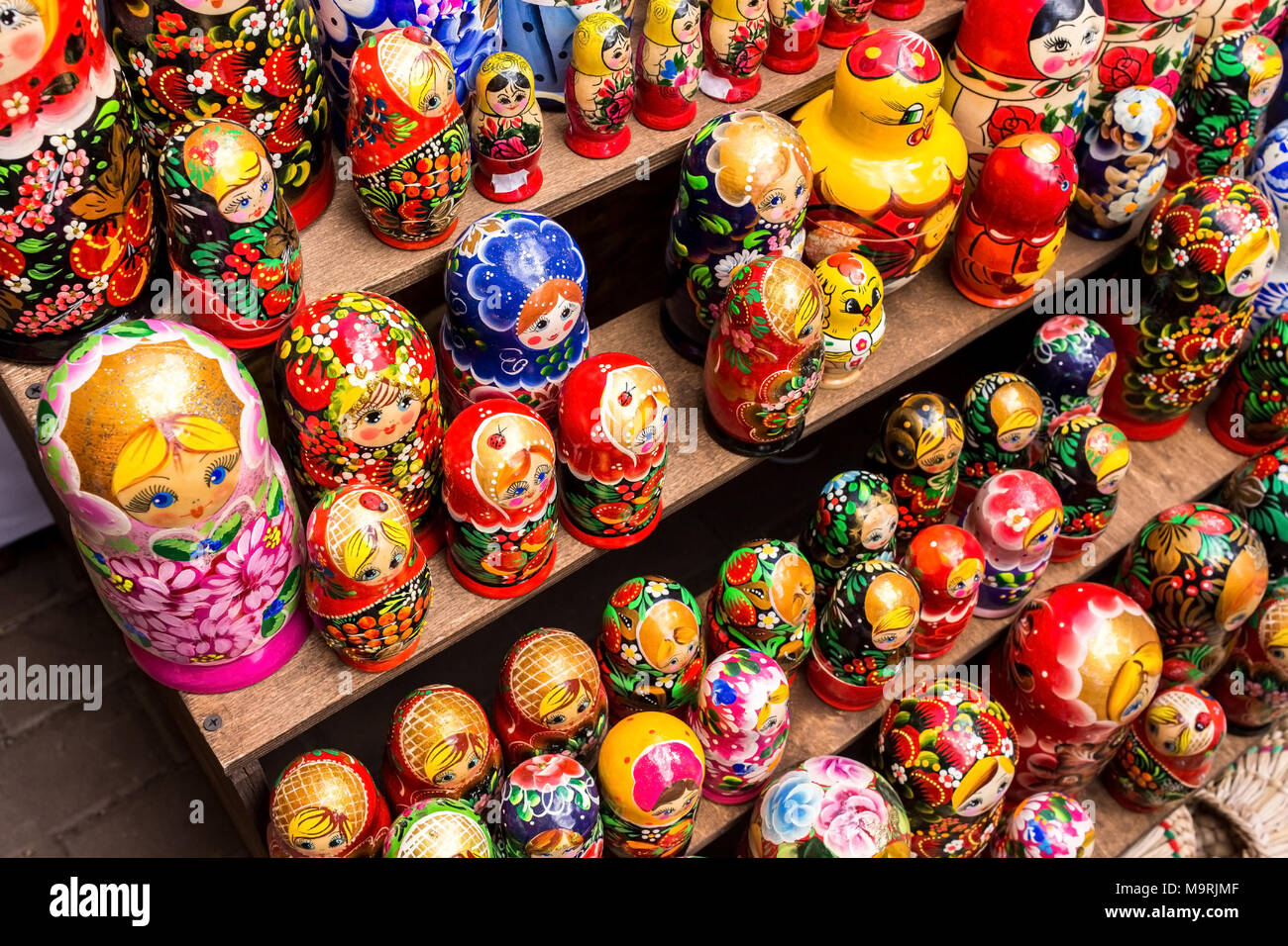 Traditionelle russische Puppen, Figuren, Geschenke Shop Stockfotografie -  Alamy