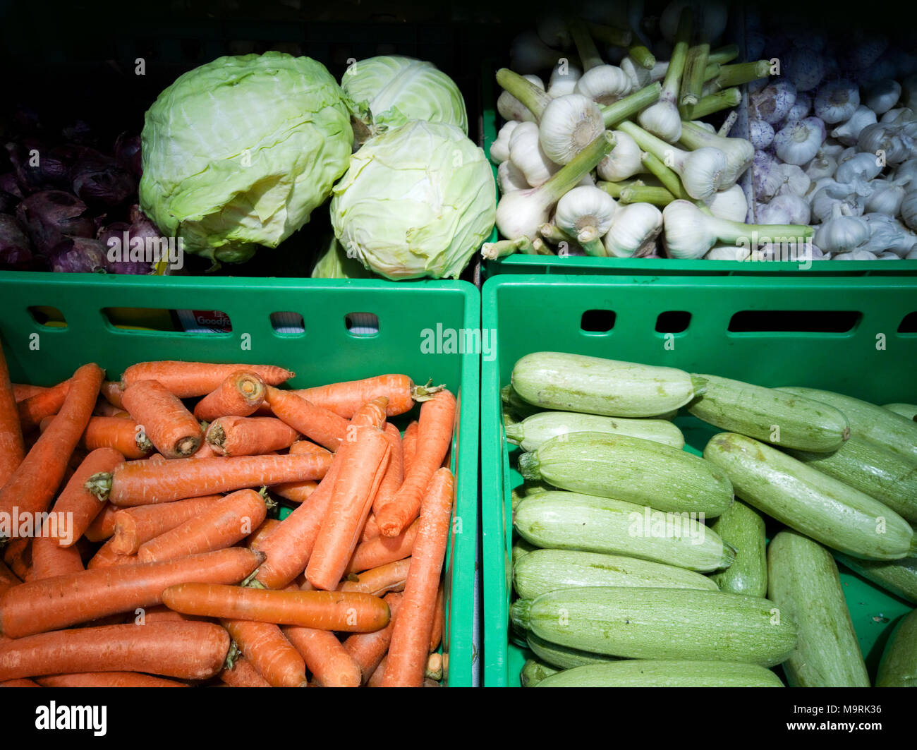 Weißkohl, Karotten, Knoblauch und Zucchini auf dem Schaufenster. Stockfoto